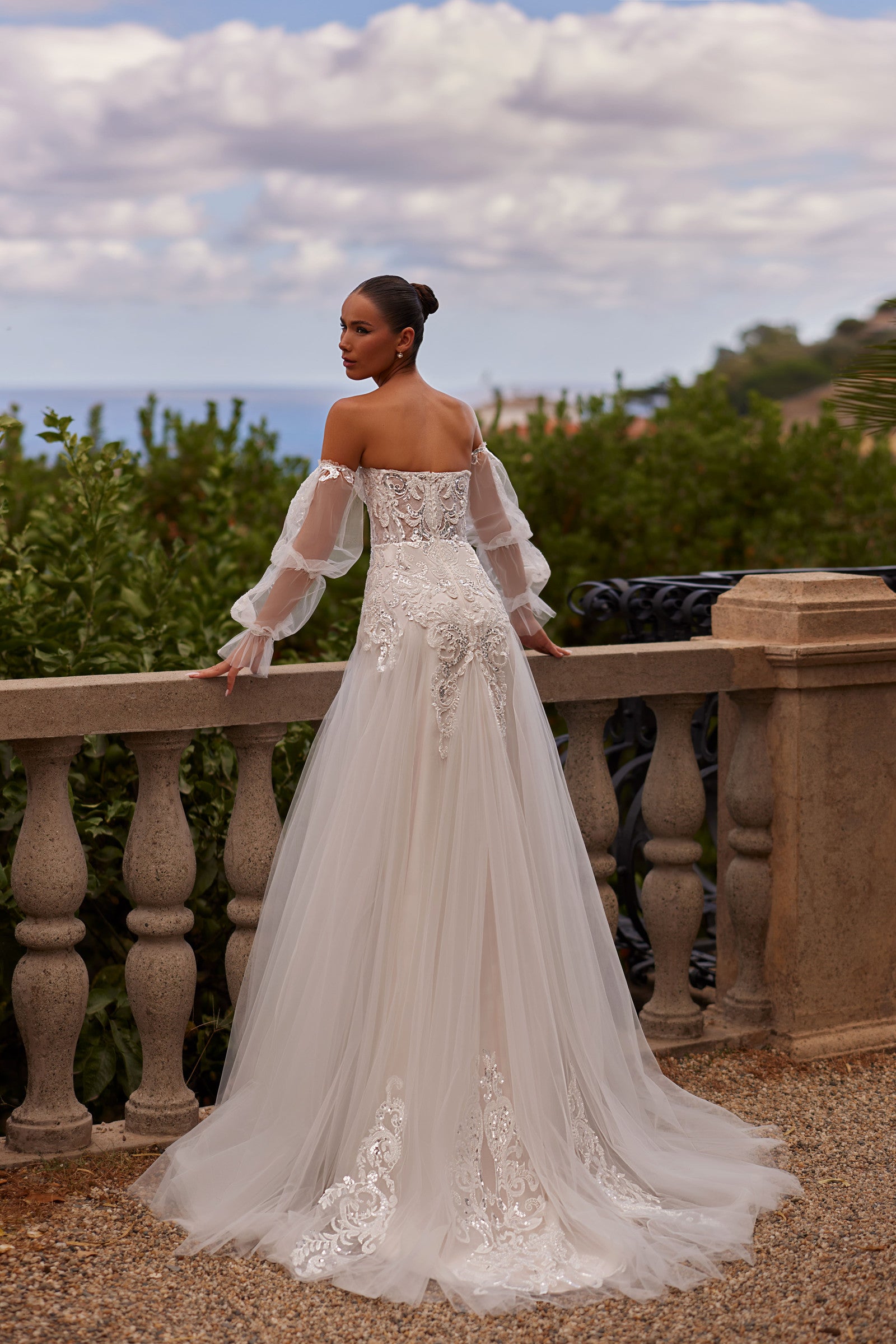 Robe de mariée Lady Di Bride 1415 – Bustier long cœur en dentelle et manches ballons longues amovibles