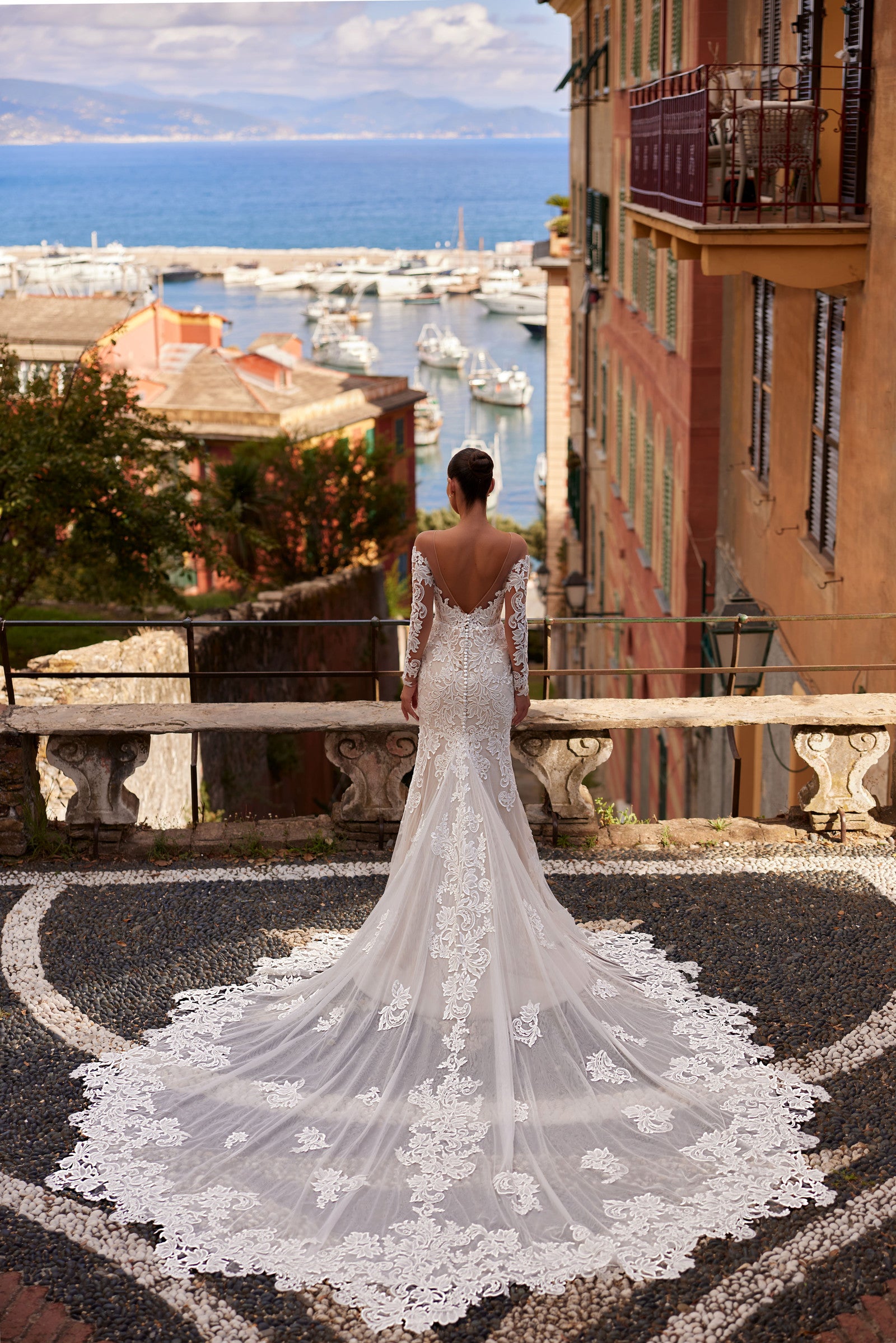 Robe de mariée Lady Di Bride 1417 – Sirène fourreau en dentelle avec traîne cathédrale et manches tombantes
