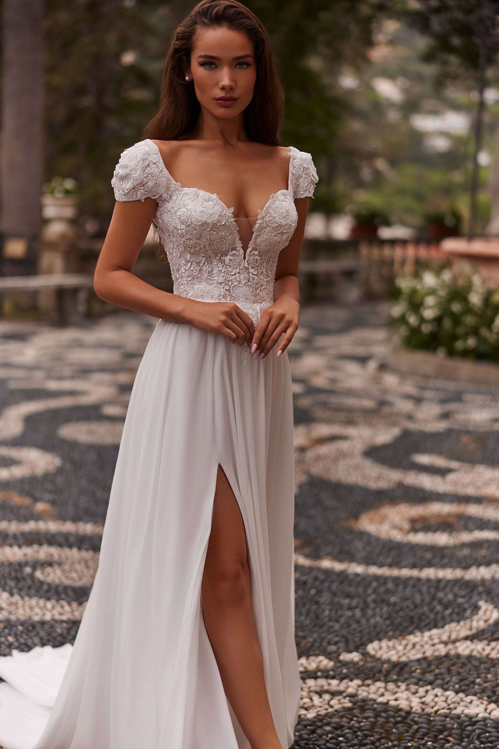 Robe de mariée Lady Di Bride 1419 – A-line fluide en mousseline avec fente et bustier dentelle