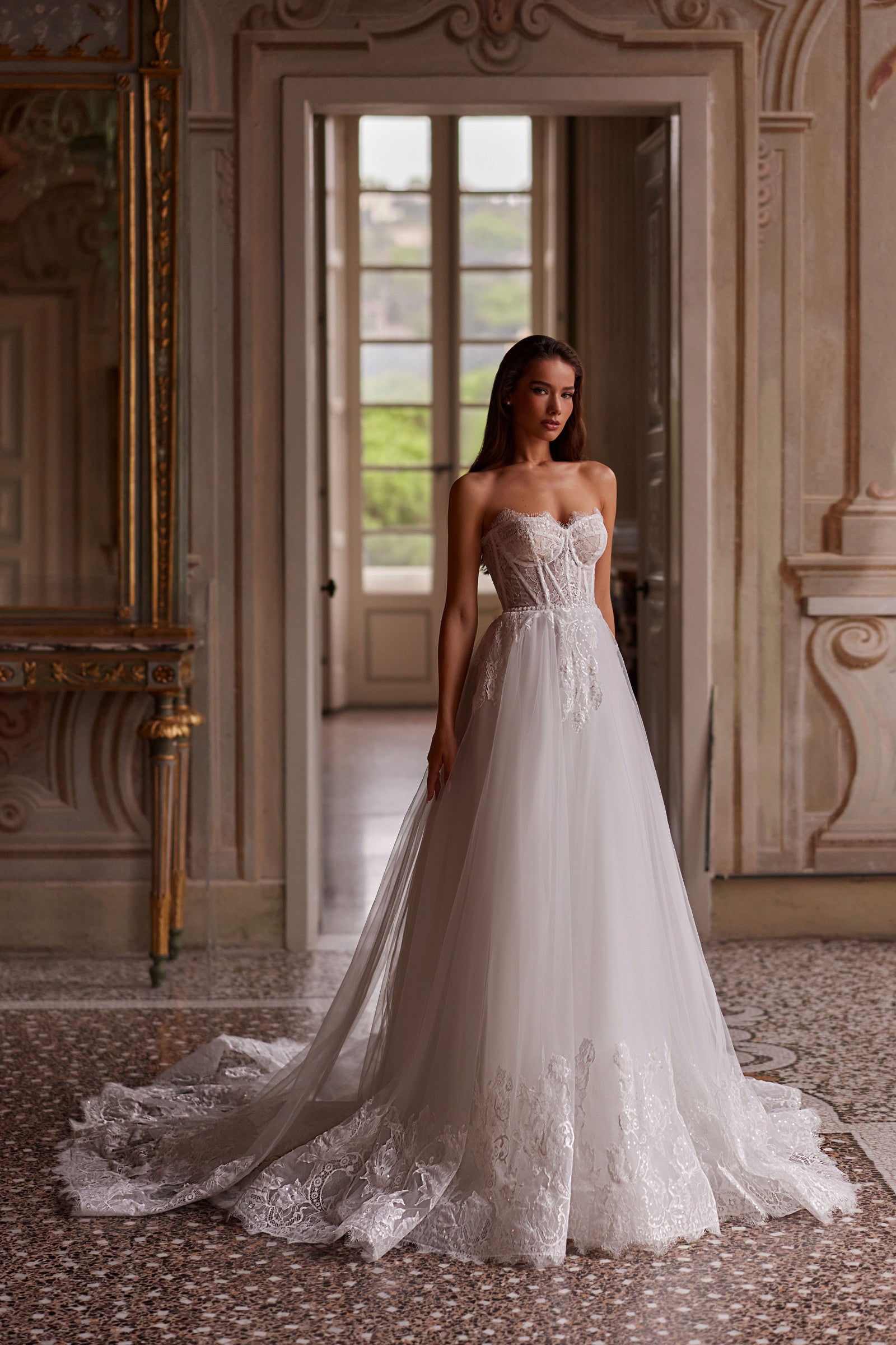 Robe de mariée Lady Di Bride 1421 – Bustier corset en dentelle fine et jupe en tulle avec traîne