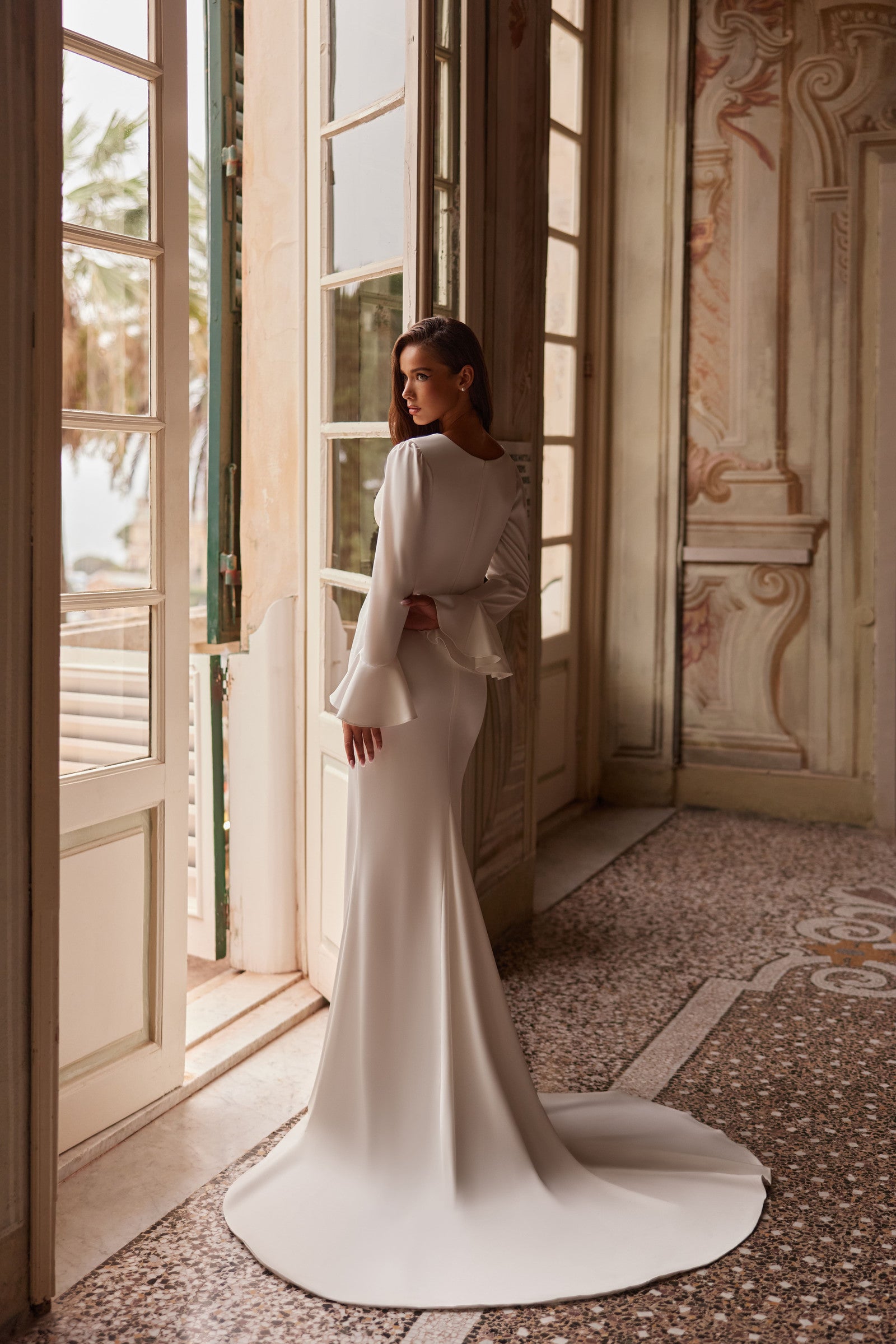 Robe de mariée Lady Di Bride 1425 – fourreau minimaliste avec manches longues et fente