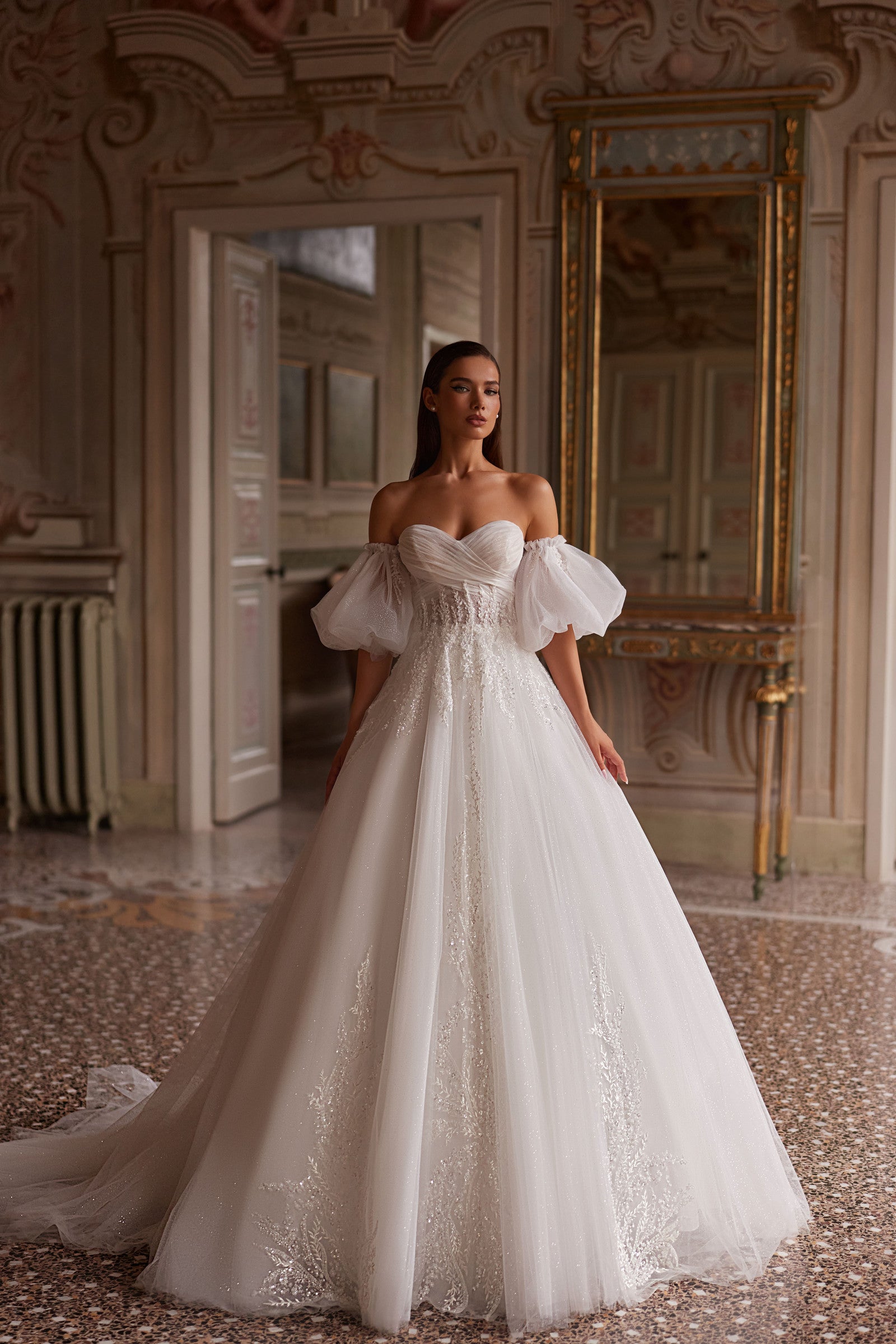Robe de mariée Lady Di Bride 1426 – princesse en tulle brillant avec manches bouffantes amovibles, drapé et dentelle