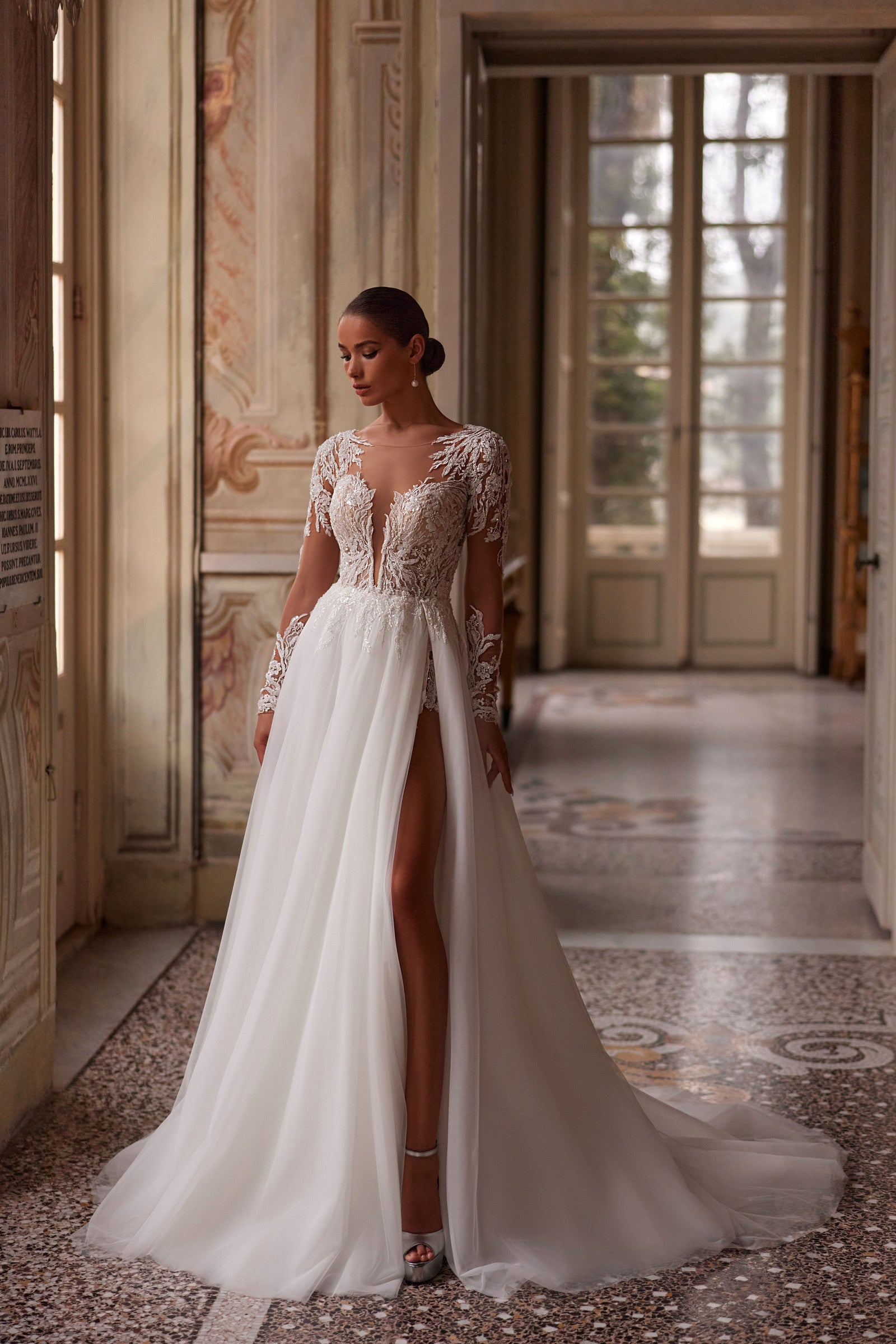 Robe de mariée Lady Di Bride 1431 – A-line fluide avec manches illusion, effet court fente élégante