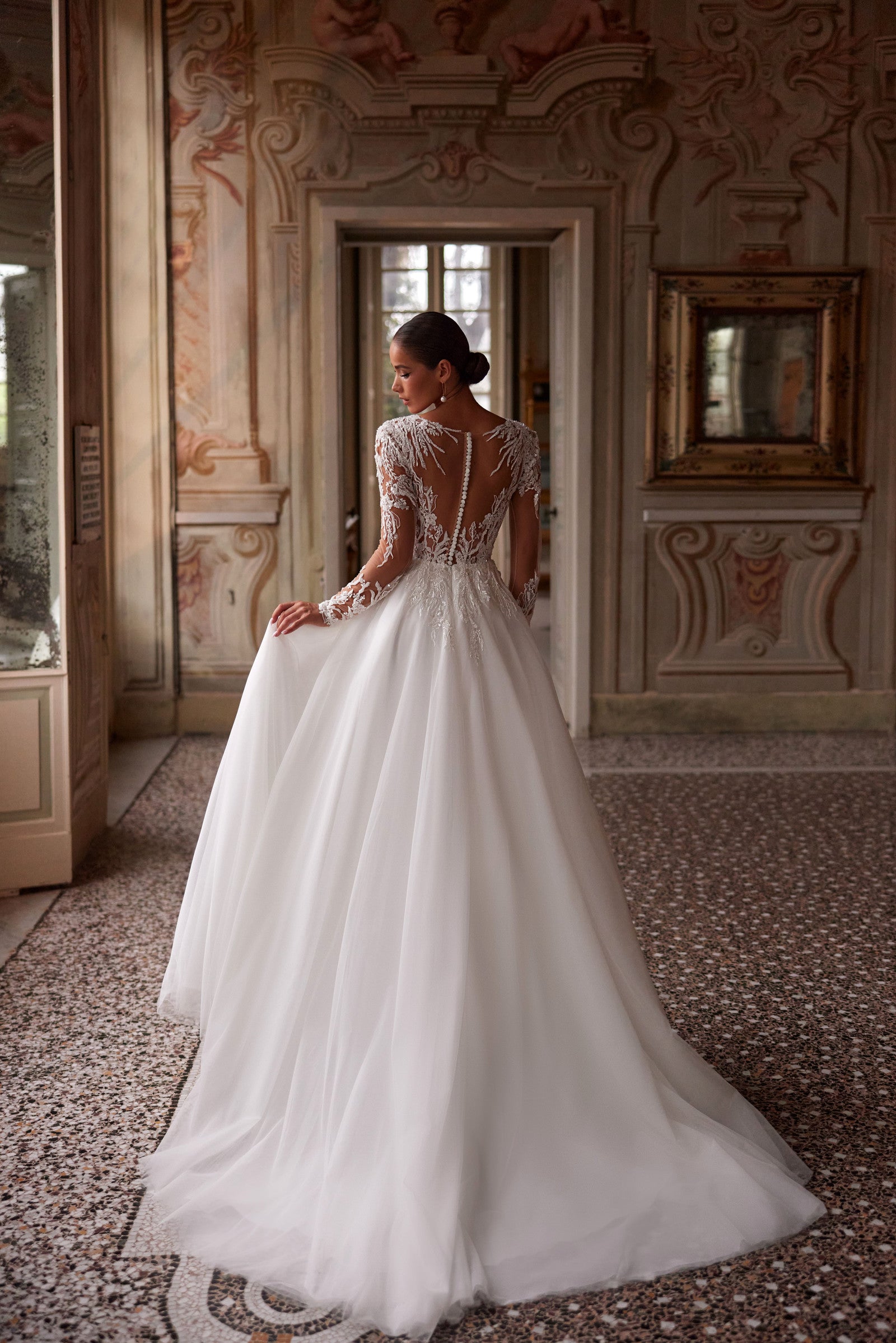 Robe de mariée Lady Di Bride 1431 – A-line fluide avec manches illusion, effet court fente élégante