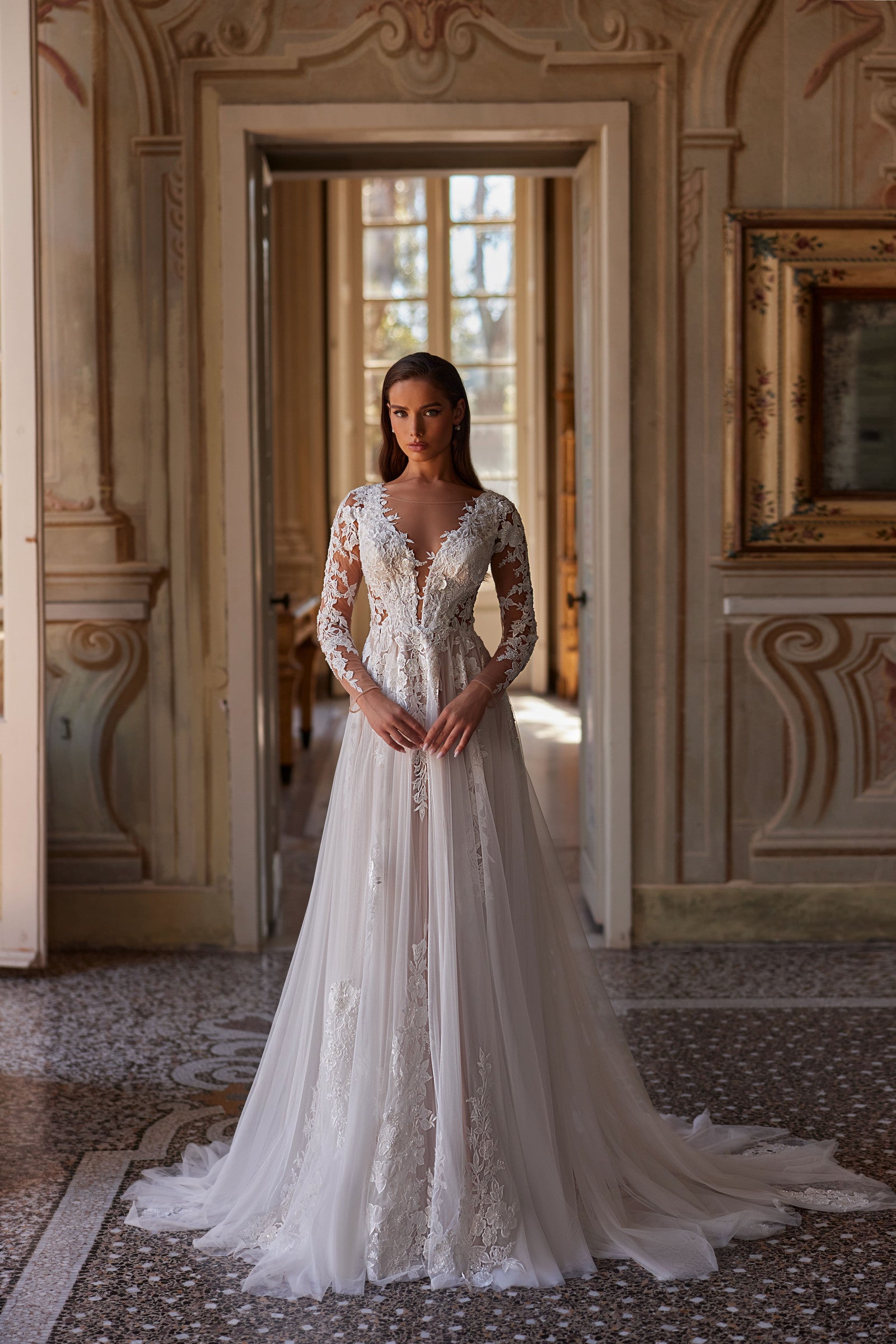 Robe de mariée Lady Di Bride 1432 – A-line en tulle avec manches longues en dentelle et traîne élégante