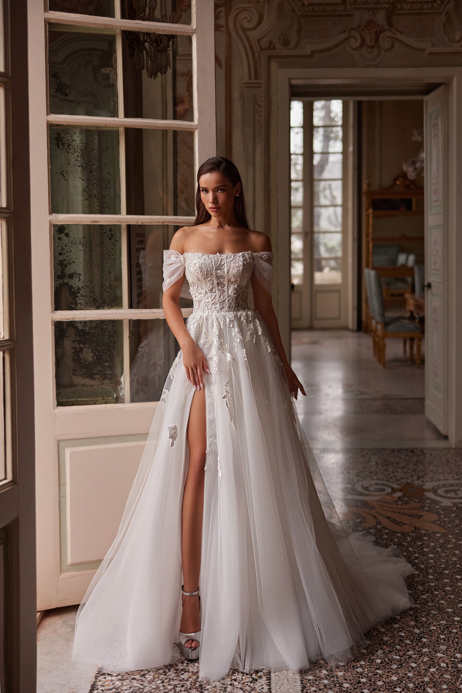 Robe de mariée Lady Di Bride 1433 – Bustier en dentelle, épaules dénudées et jupe fendue