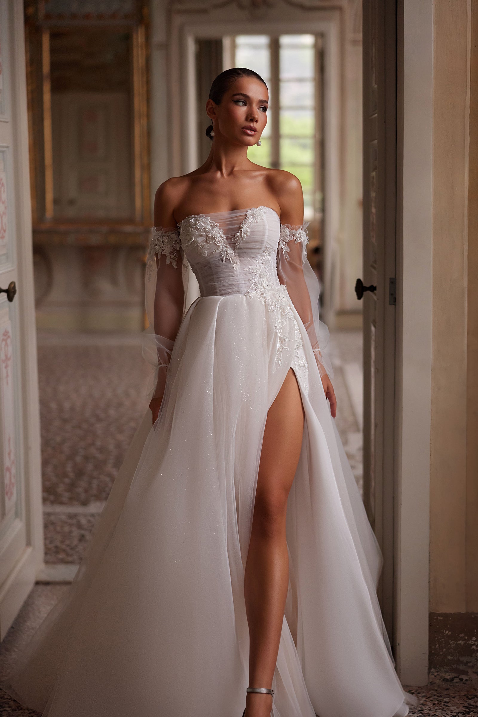 Robe de mariée Lady Di Bride 1434 – Bustier en dentelle, manches amovibles et jupe fluide fendue