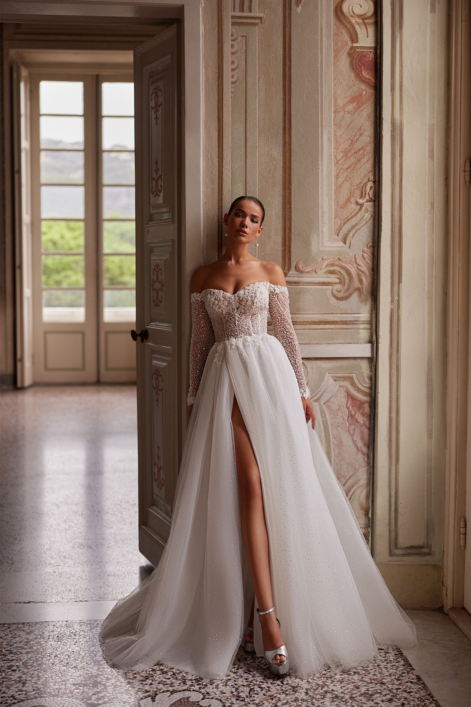 Robe de mariée Lady Di Bride 1435 – A-line col bateau en dentelle avec manches jupe fendue scintillante