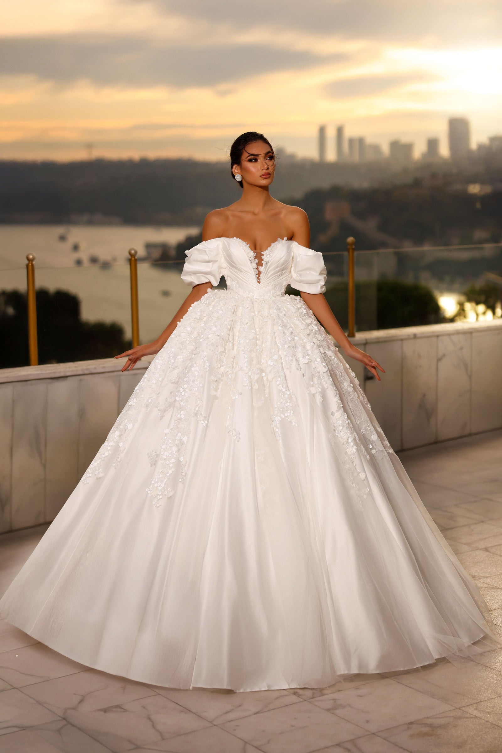 Robe de mariée Lady Di Bride 1503 – Princesse satin dentelle à relief ornements, manches tombantes bouffantes