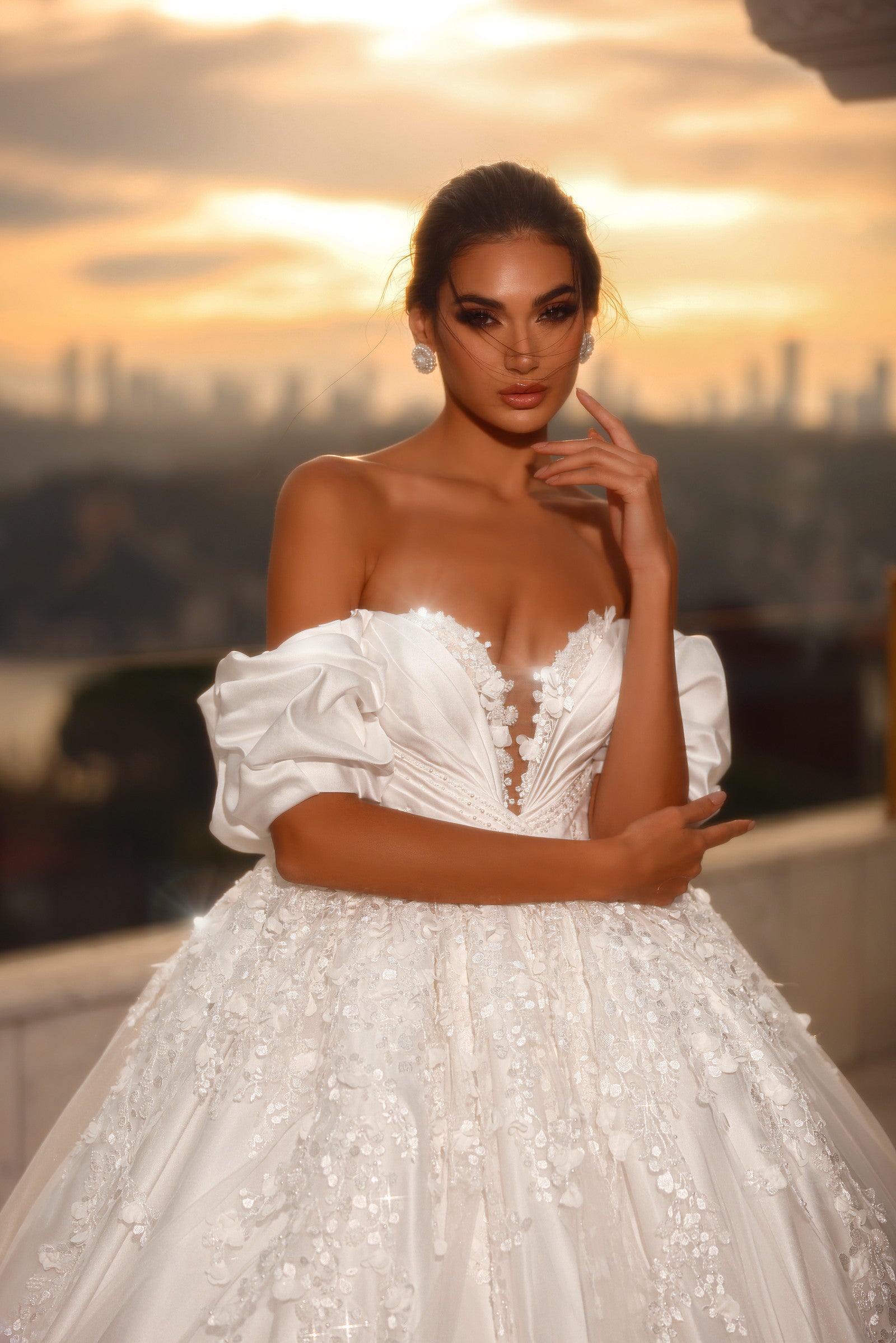 Robe de mariée Lady Di Bride 1503 – Princesse satin dentelle à relief ornements, manches tombantes bouffantes