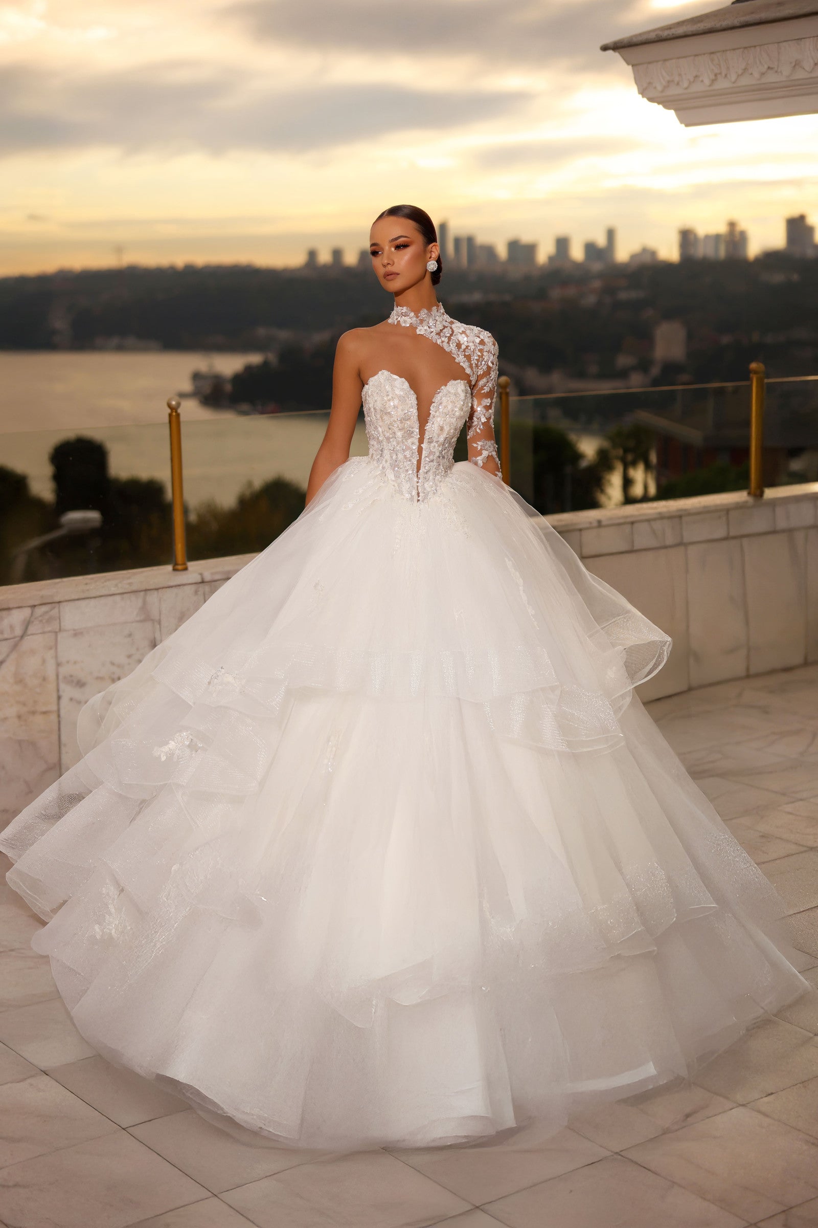 Robe de mariée Lady Di Bride 1504 – Princesse asymétrique en tulle et dentelle, manche amovible