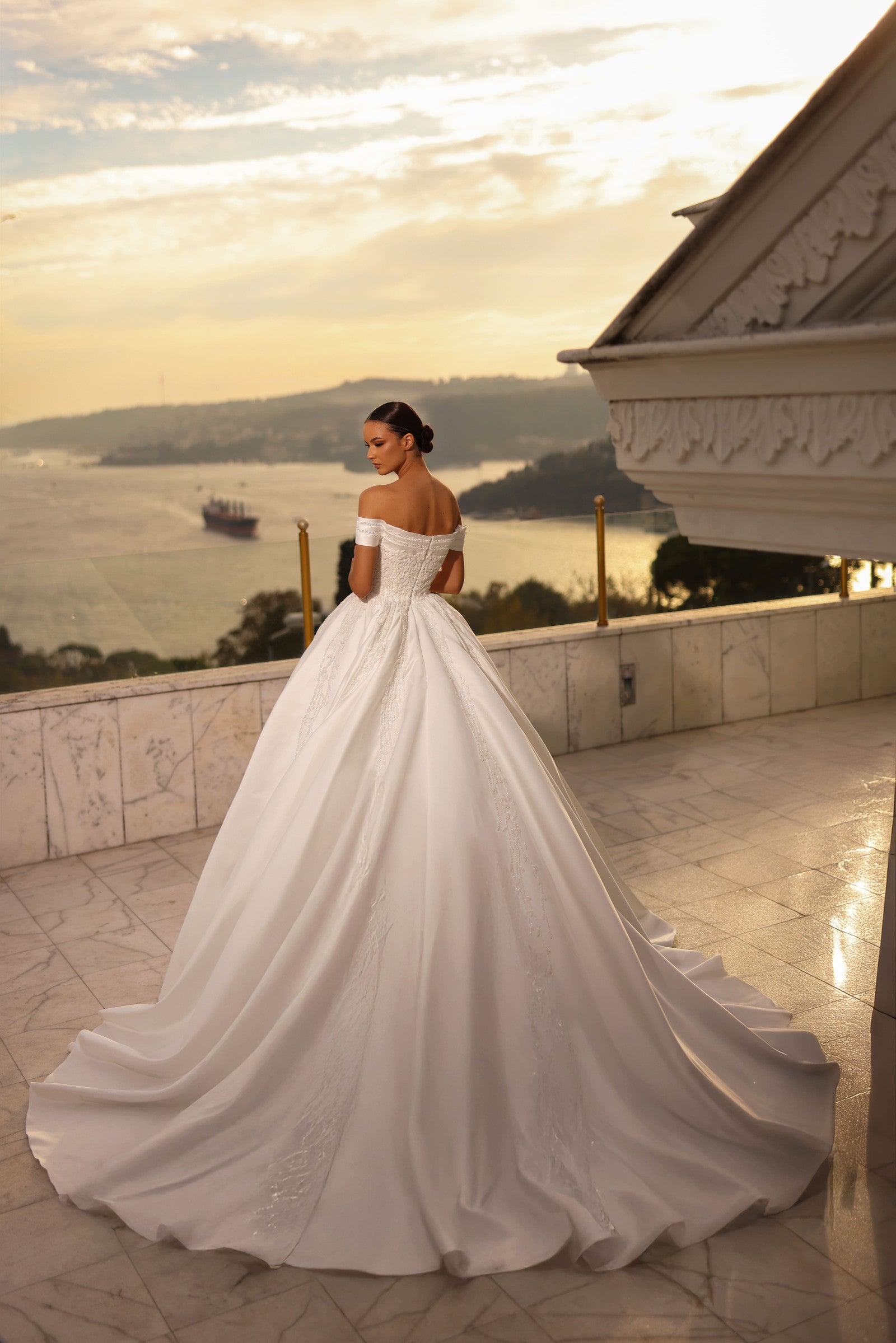 Robe de mariée Lady Di Bride 1506 – Princesse satinée, col bateau, dentelle perlée