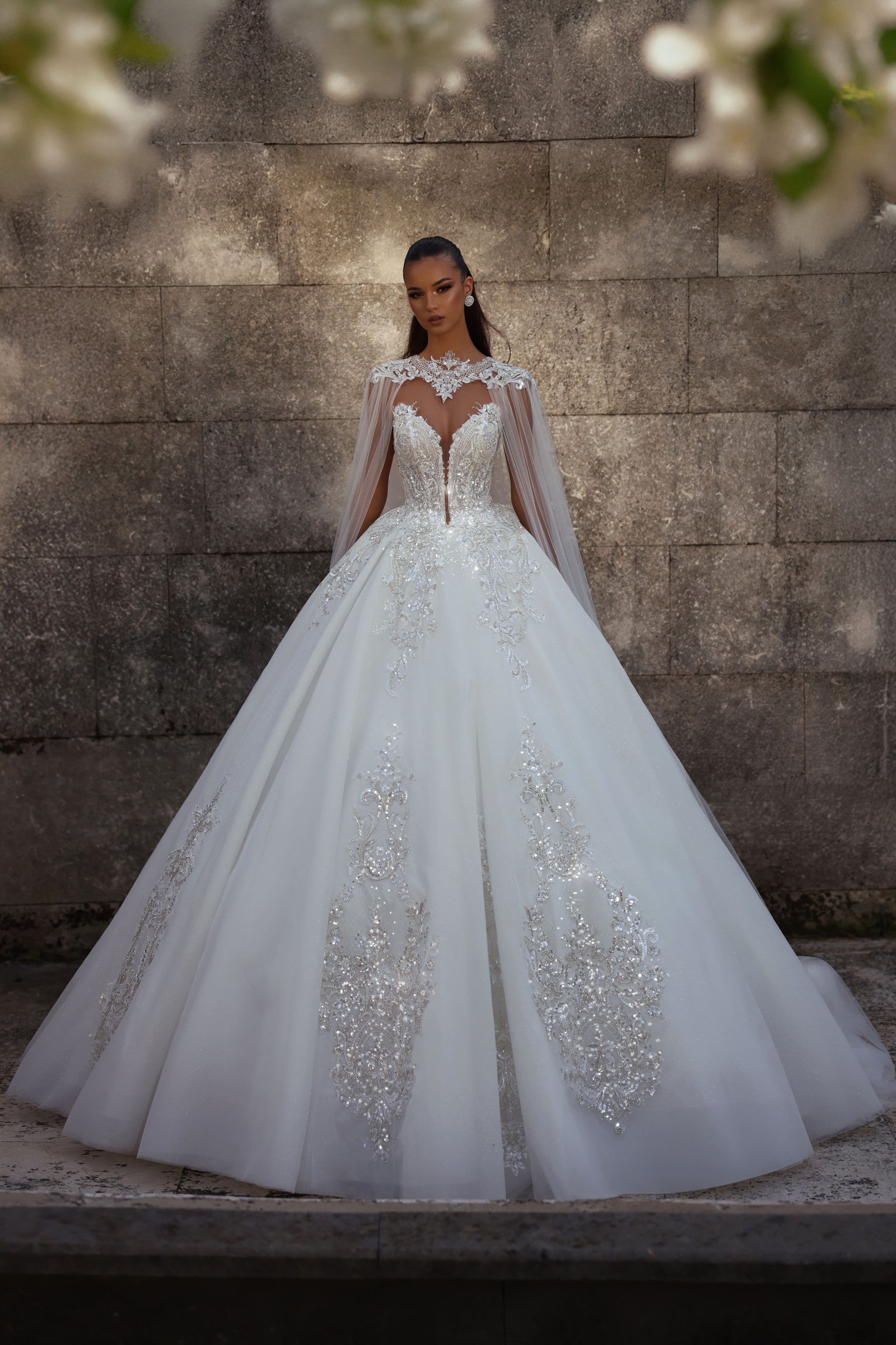 Robe de mariée Lady Di Bride 1516 – Princesse perlée avec cape amovible majestueuse