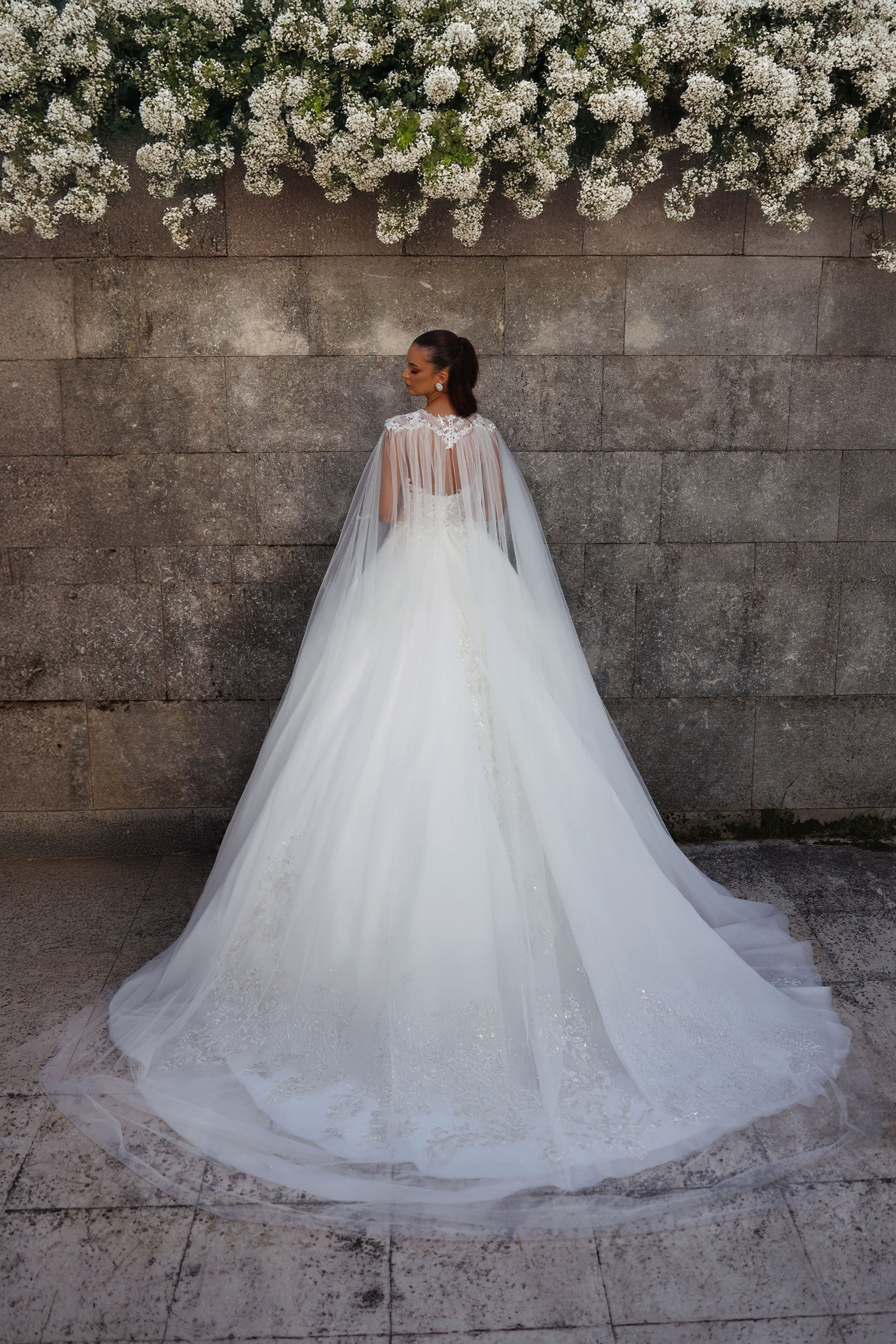 Robe de mariée Lady Di Bride 1516 – Princesse perlée avec cape amovible majestueuse