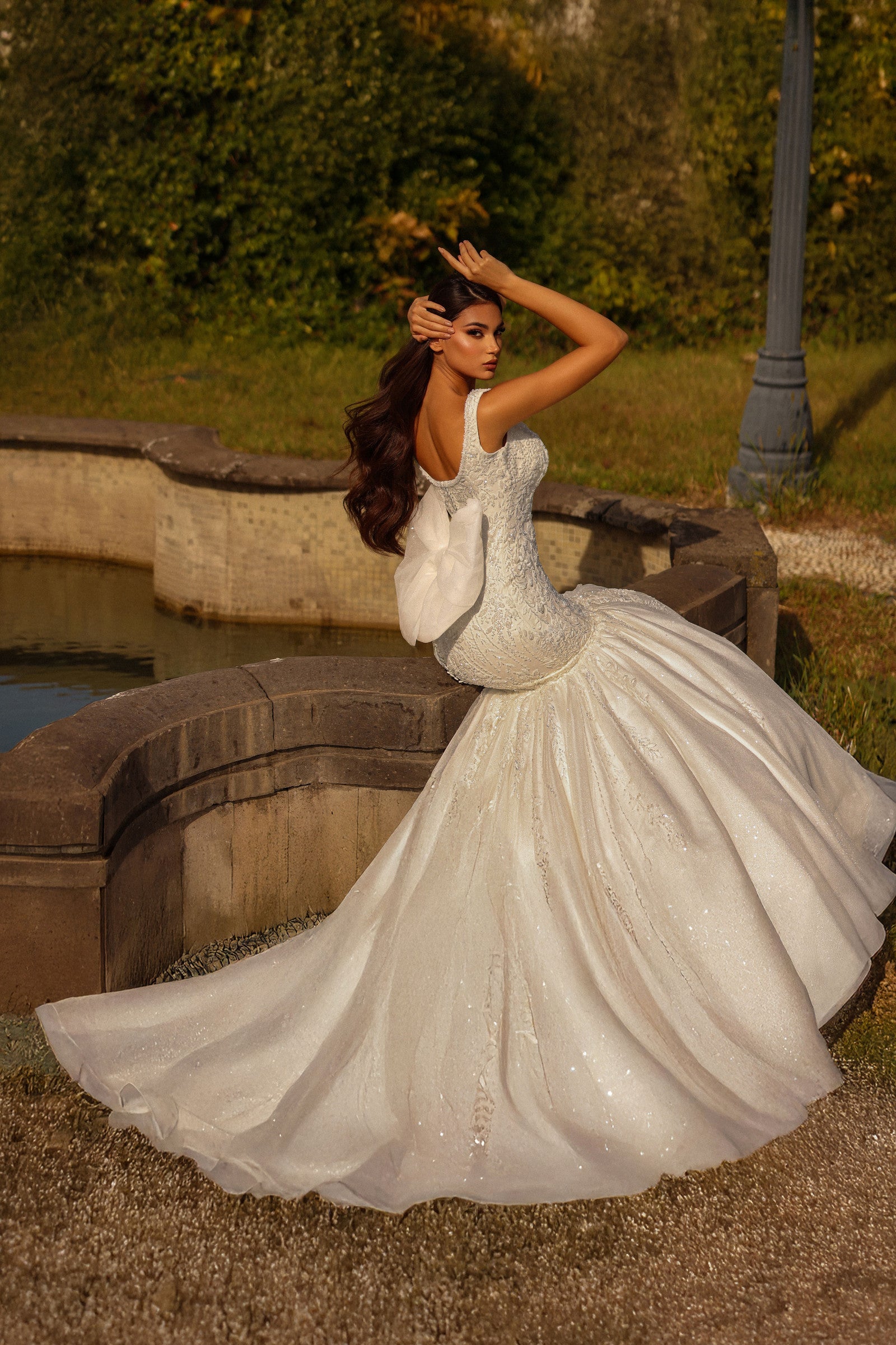 Robe de mariée Lady Di Bride 1517 – Sirène scintillante avec nœud spectaculaire