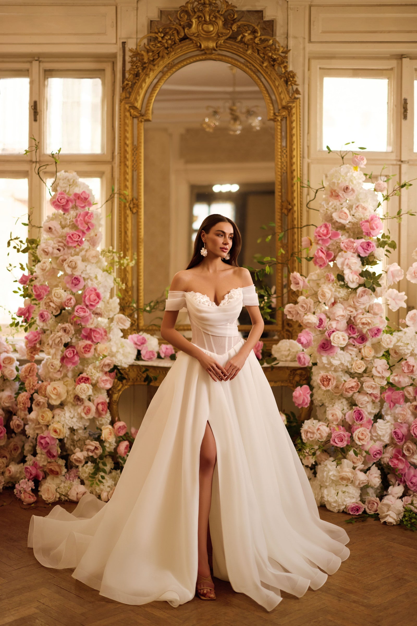 Robe de mariée Lady Di Bride 1603 – Bustier drapé et jupe fendue en organza