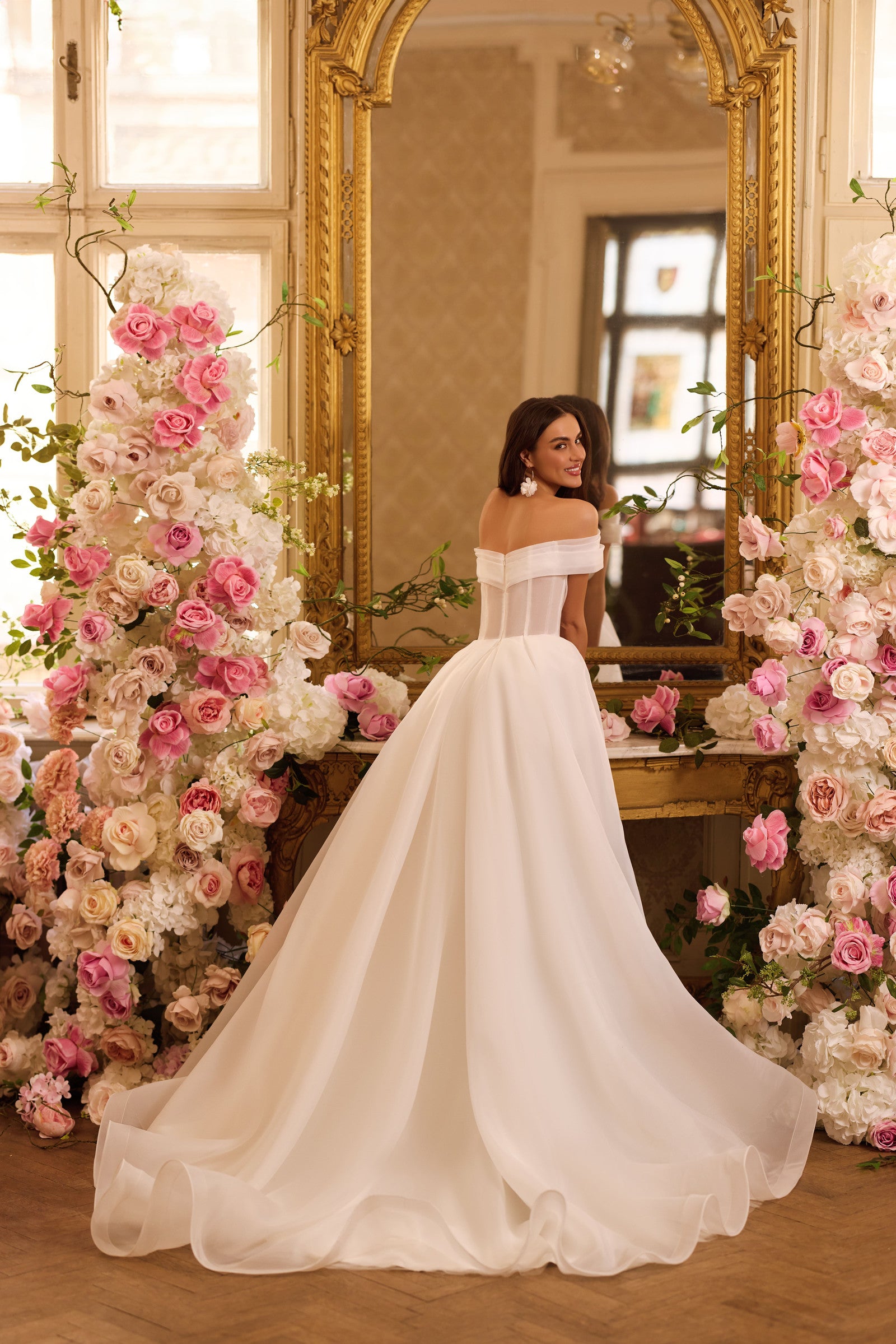 Robe de mariée Lady Di Bride 1603 – Bustier drapé et jupe fendue en organza