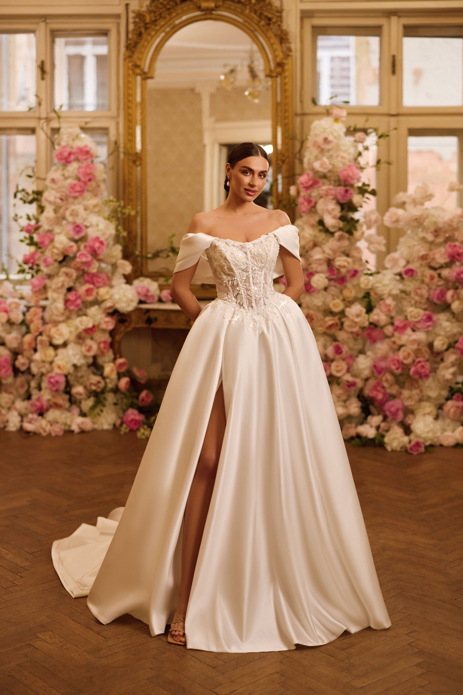 Robe de mariée Lady Di Bride 1607 – Satin duchesse bustier en pointe bretelles amovibles et fente glamour