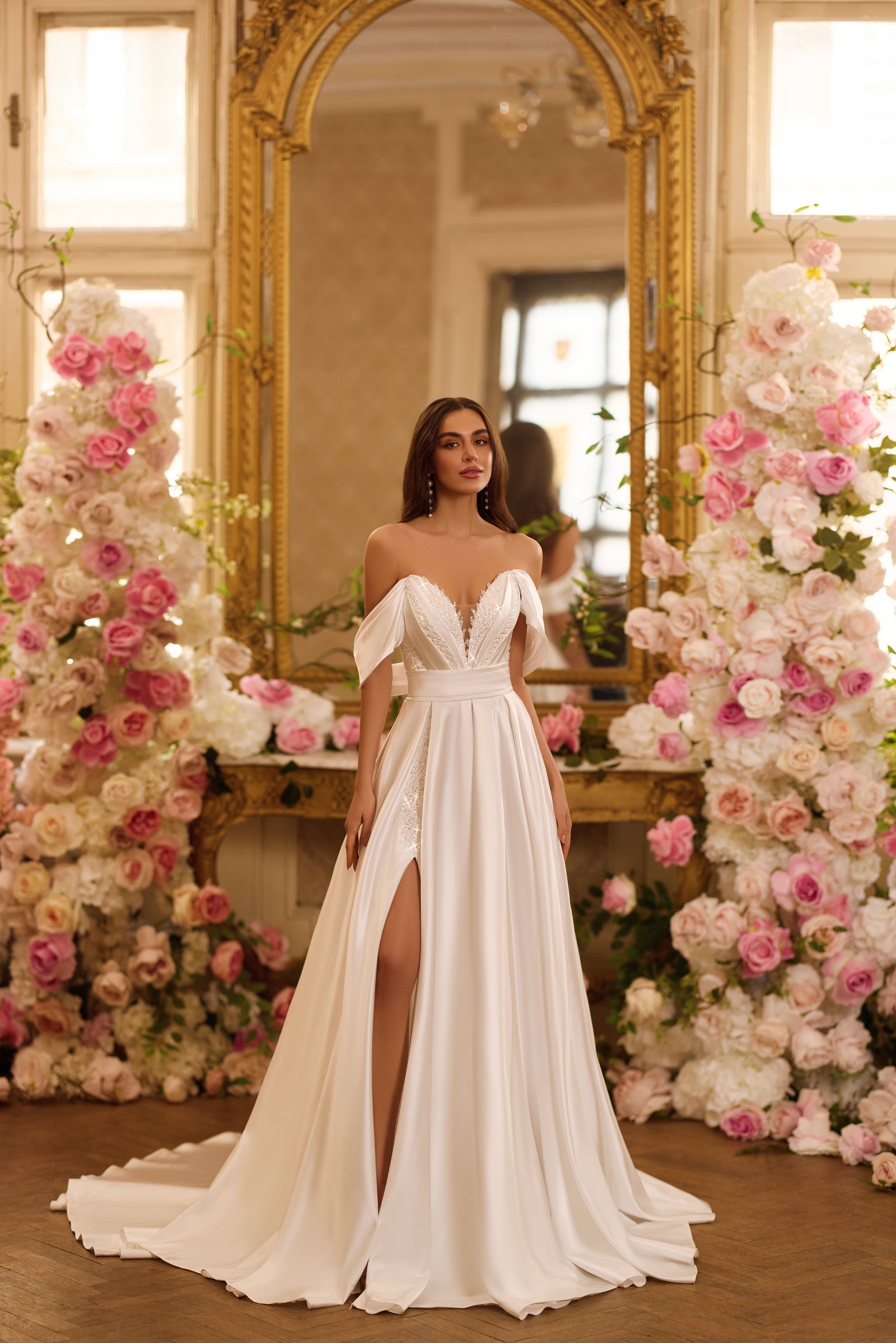 Robe de mariée Lady Di Bride 1609 – A-line en satin, col bateau, bretelles tombantes, dentelle