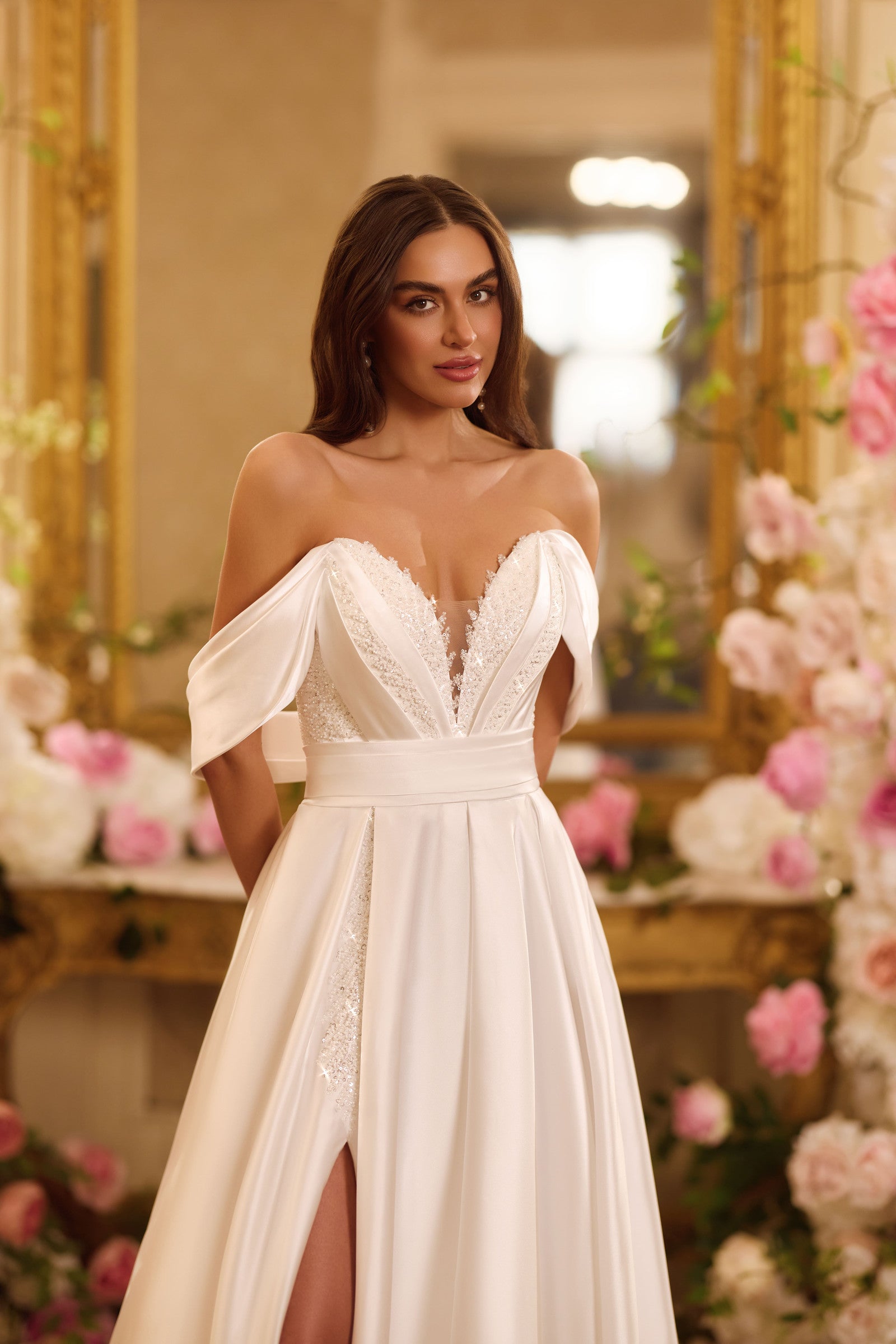 Robe de mariée Lady Di Bride 1609 – A-line en satin, col bateau, bretelles tombantes, dentelle