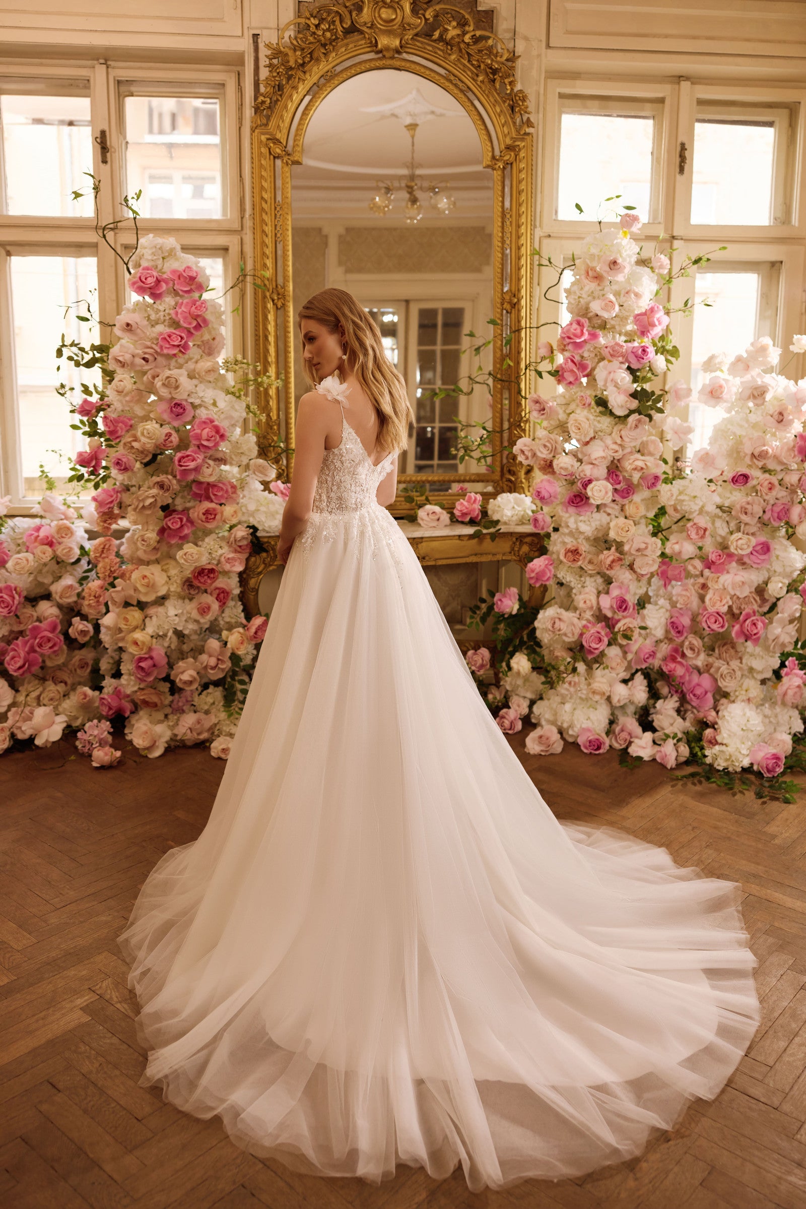 Robe de mariée Lady Di Bride 1610 – dentelle floral fines bretelles fente avec ornements