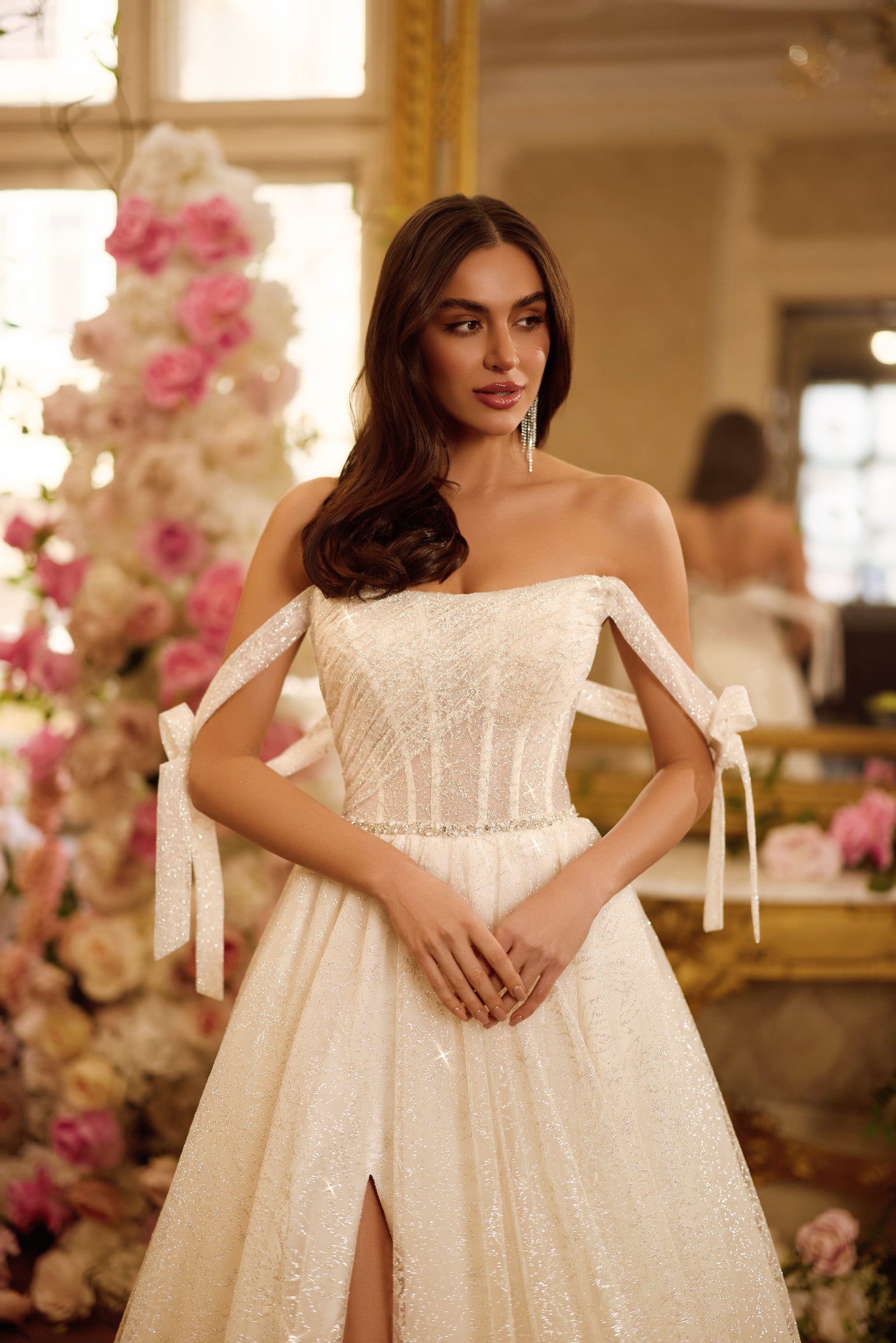 Robe de mariée Lady Di Bride 1614 – dentelle scintillant avec fente glamour col bateau