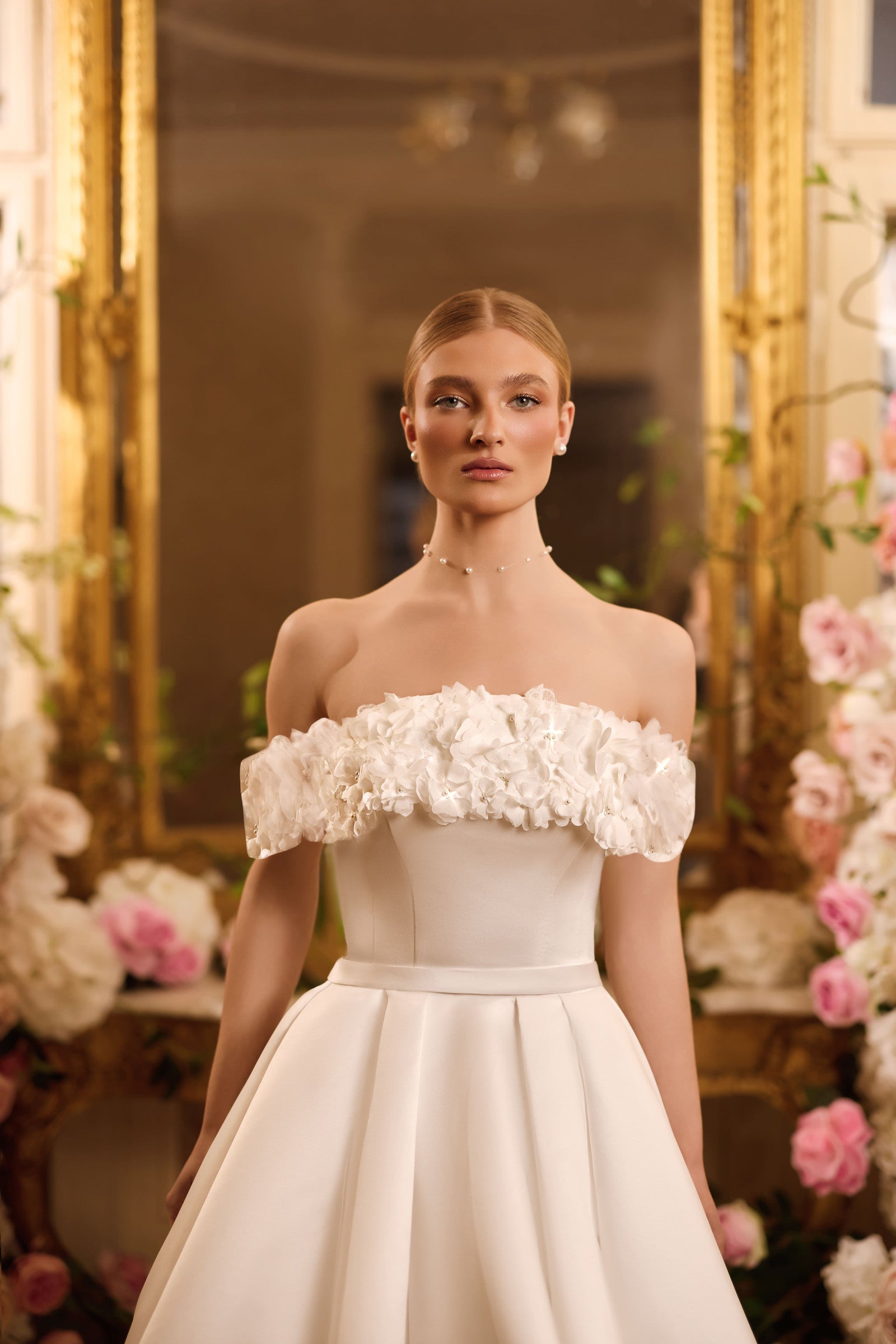 Robe de mariée Lady Di Bride 1618 – Bustier fleuri et jupe en satin destructurée