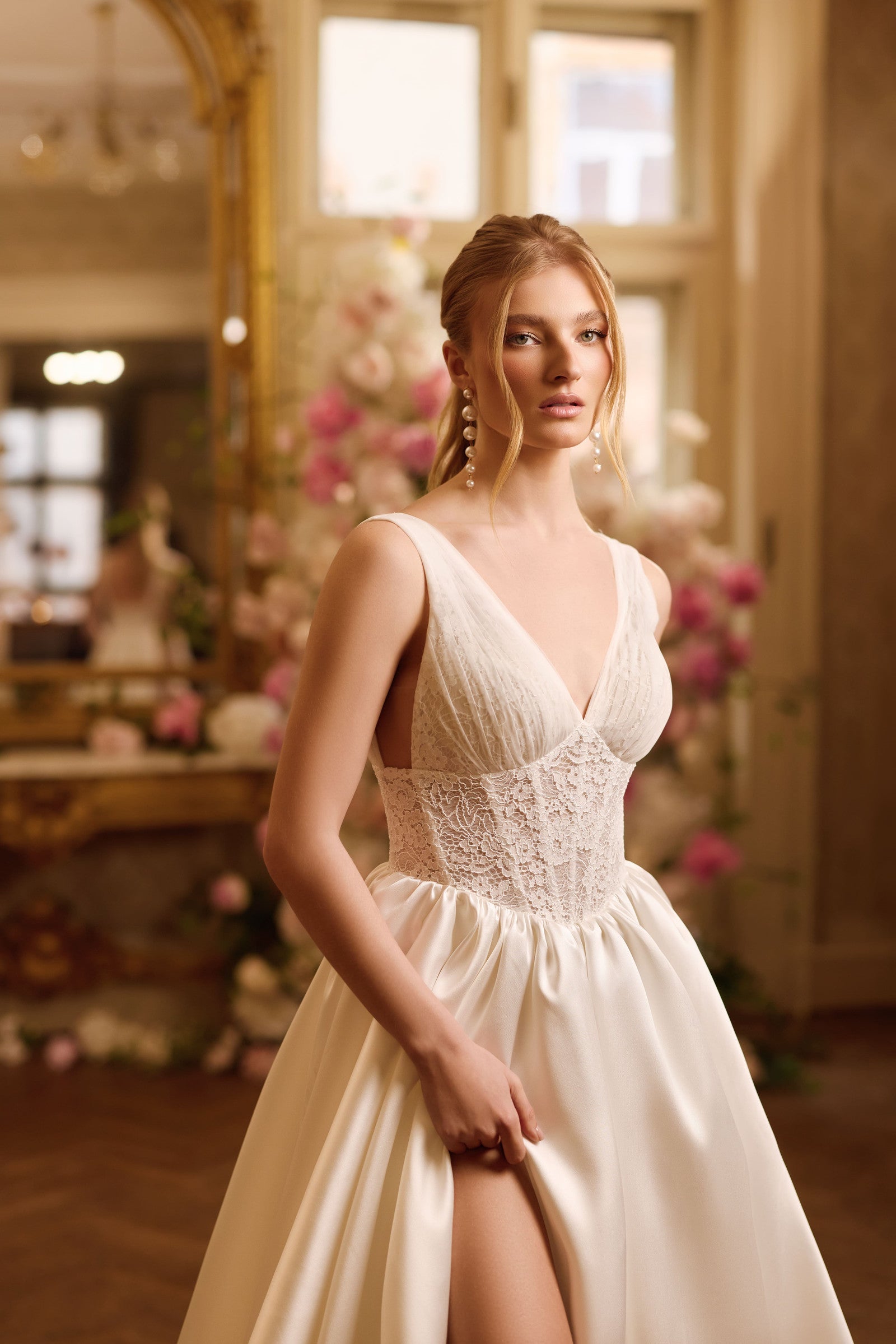 Robe de mariée Lady Di Bride 1620 – Corsage en dentelle et jupe en satin fendue