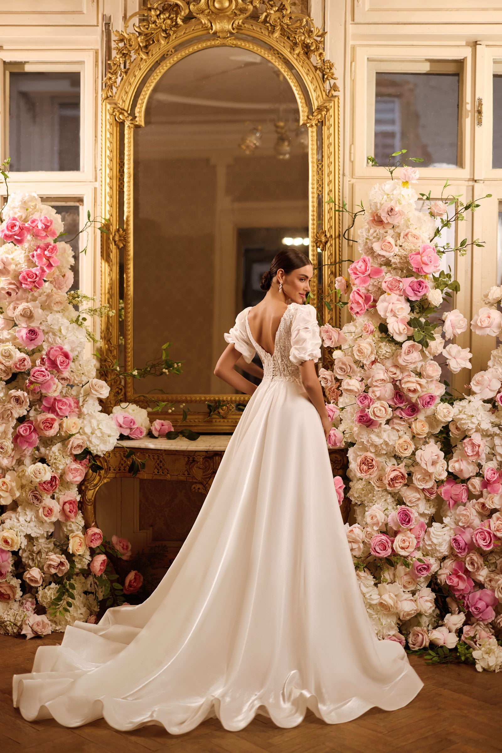 Robe de mariée Lady Di Bride 1631 – Fluide en dentelle avec manches bouffantes et décolleté en V