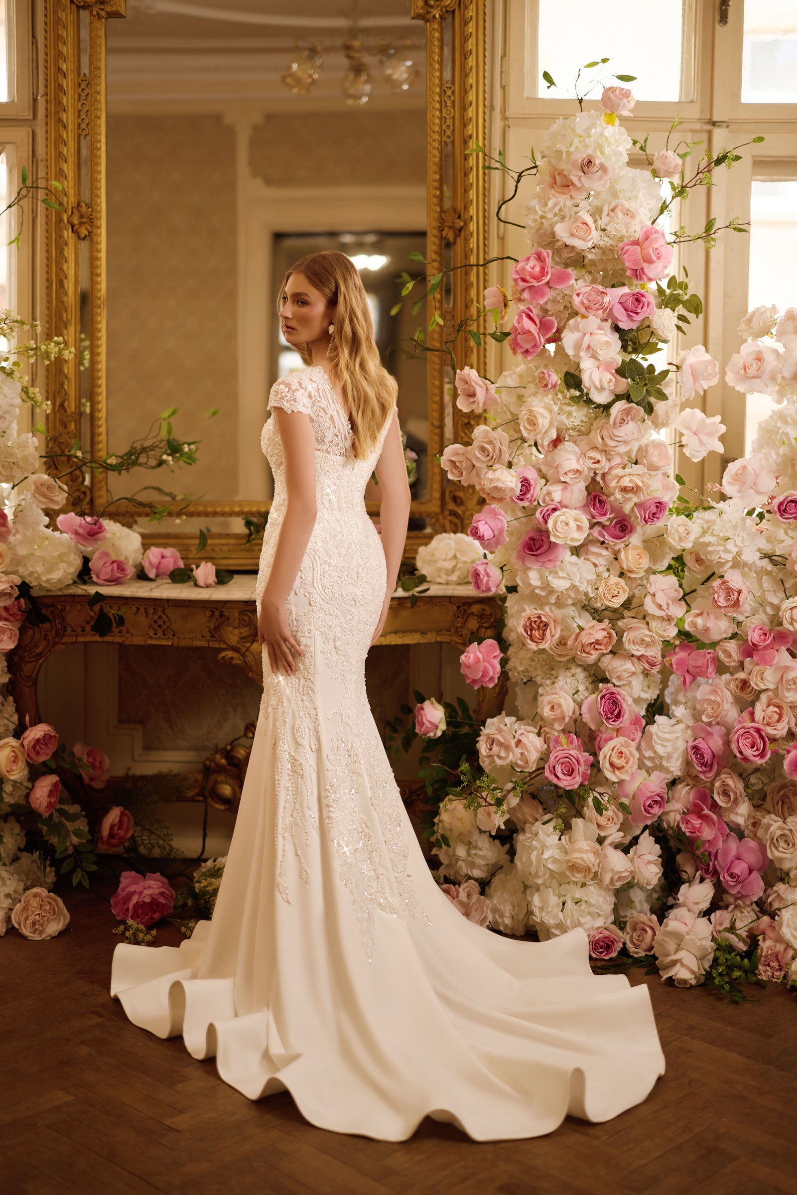 Robe de mariée Lady Di Bride 1634 – Fourreau en dentelle brodée, décolleté profond