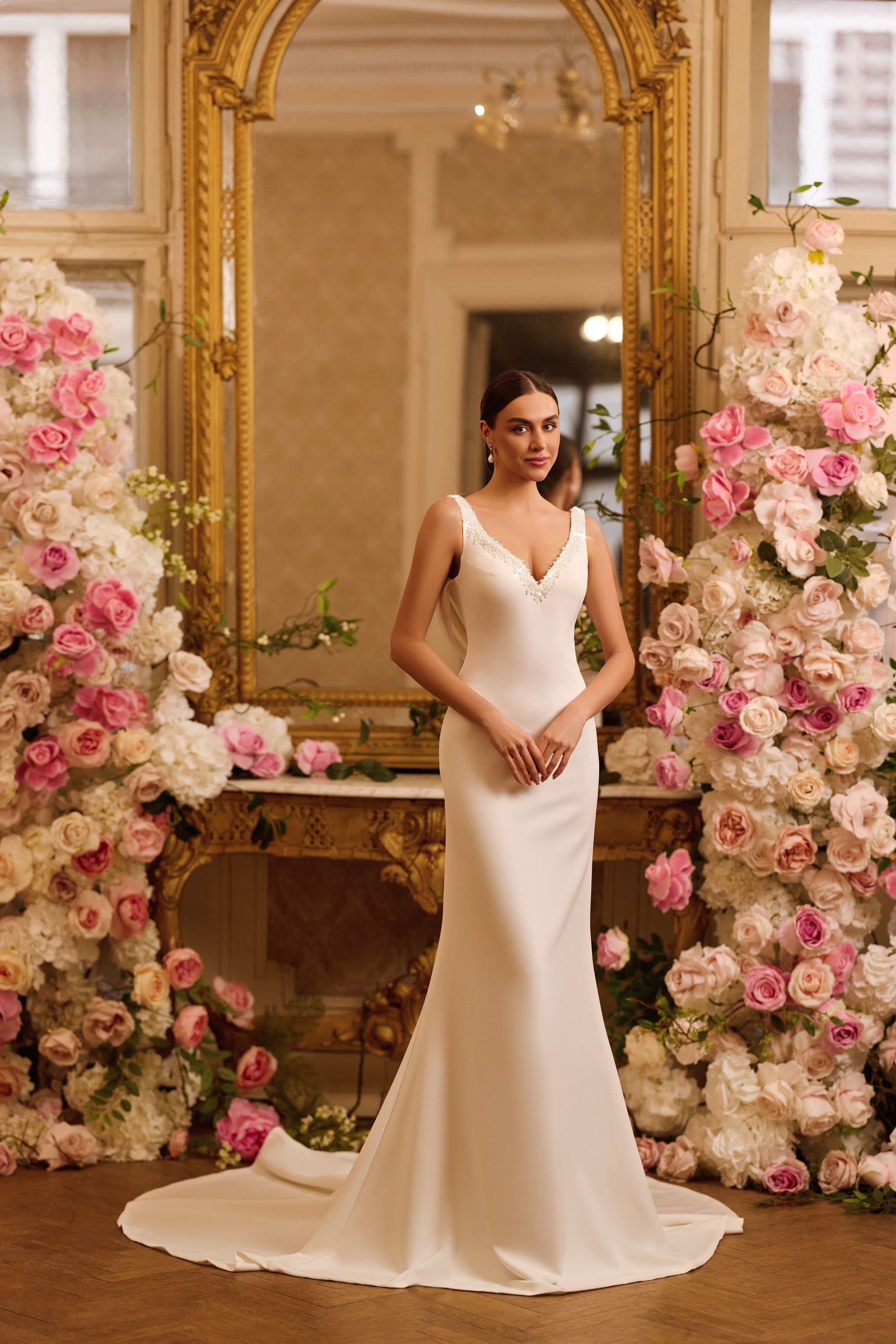 Robe de mariée Lady Di Bride 1635 – Coupe sirène minimaliste, décolleté V & fines bretelles