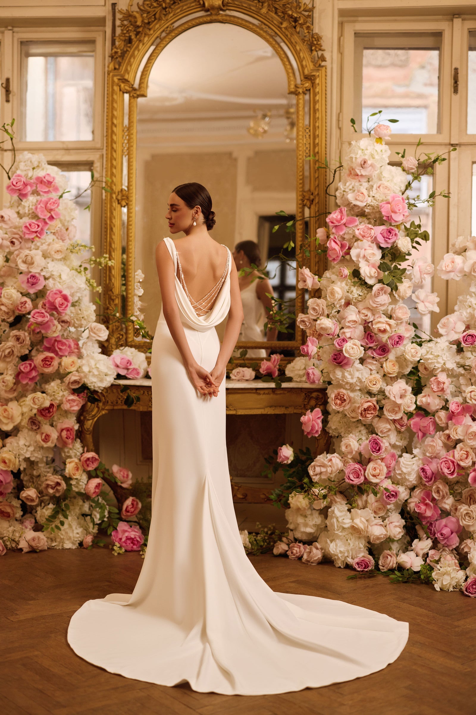 Robe de mariée Lady Di Bride 1635 – Coupe sirène minimaliste, décolleté V & fines bretelles