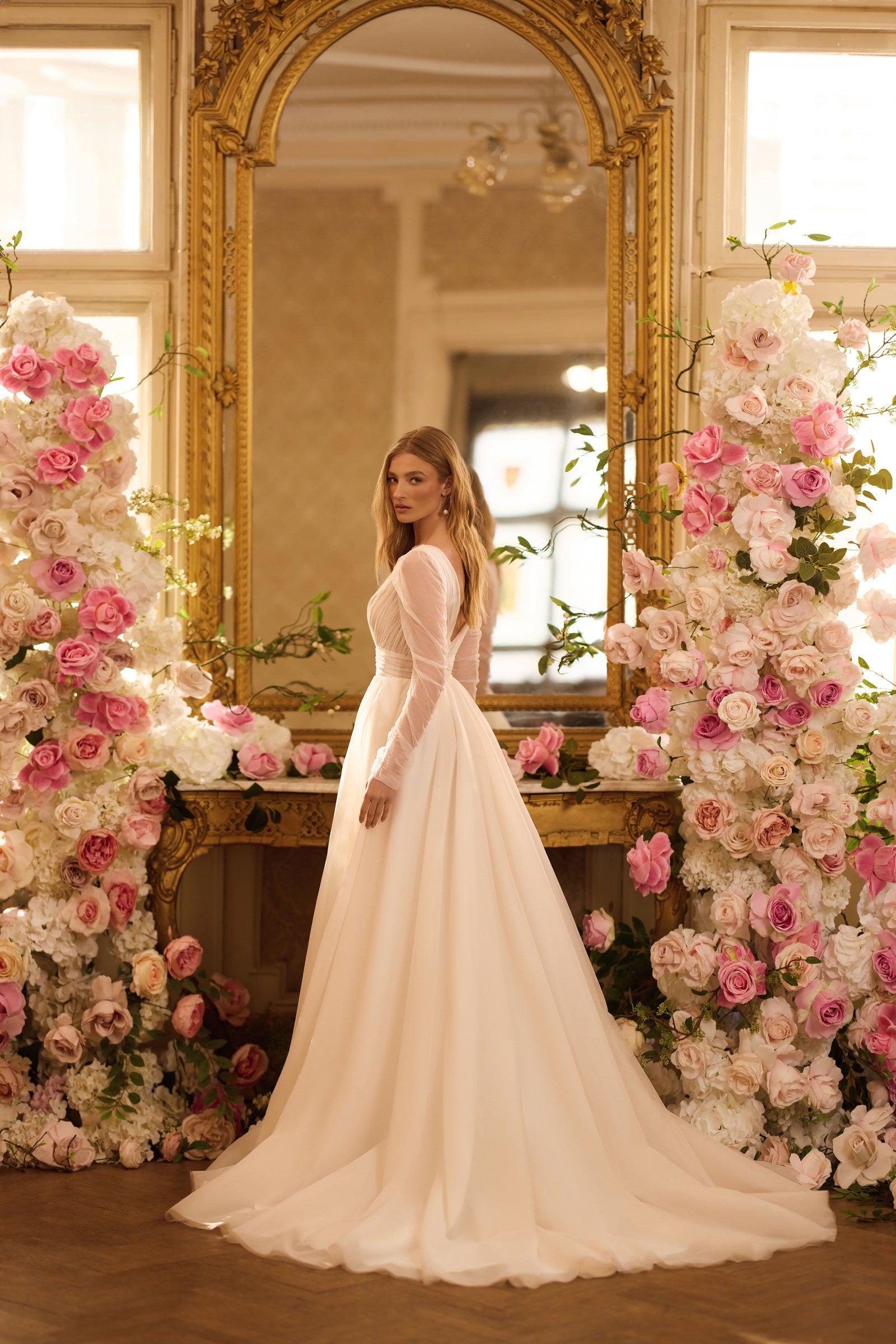 Robe de mariée Lady Di Bride 1636 – Fluide en tulle, manches longues et décolleté en V