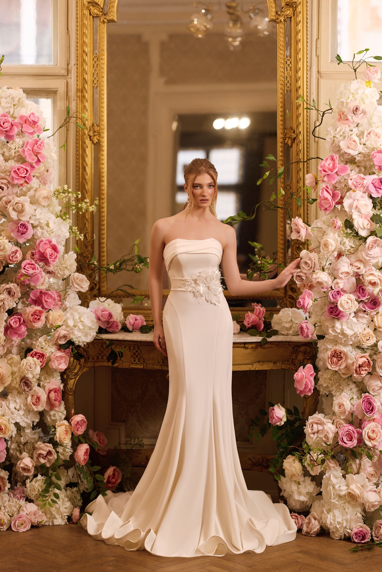 Robe de mariée Lady Di Bride 1640 – Bustier drapé et silhouette fourreau ceinture amovible