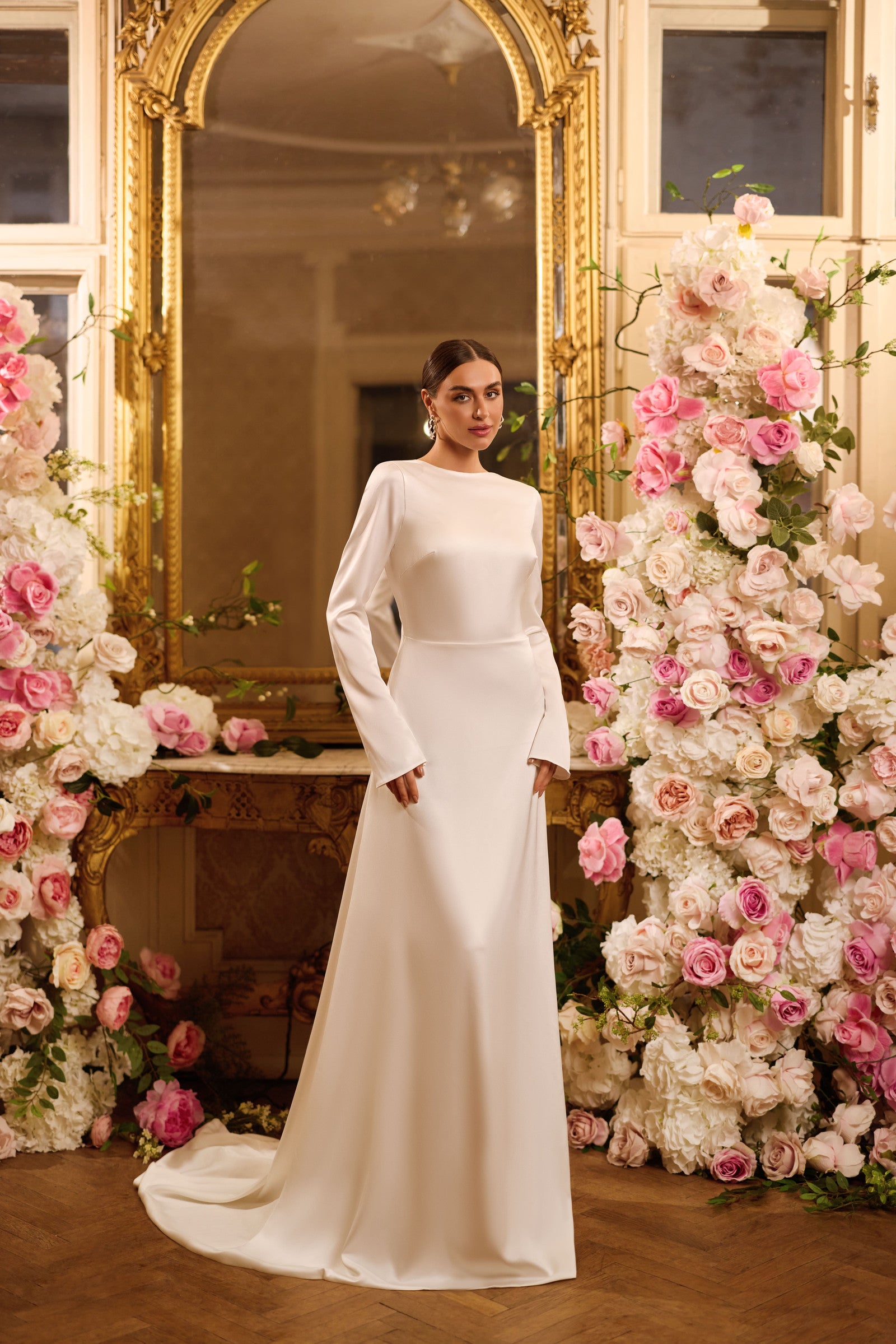 Robe de mariée Lady Di Bride 1642 – Élégance minimaliste en satin manches longues col haut