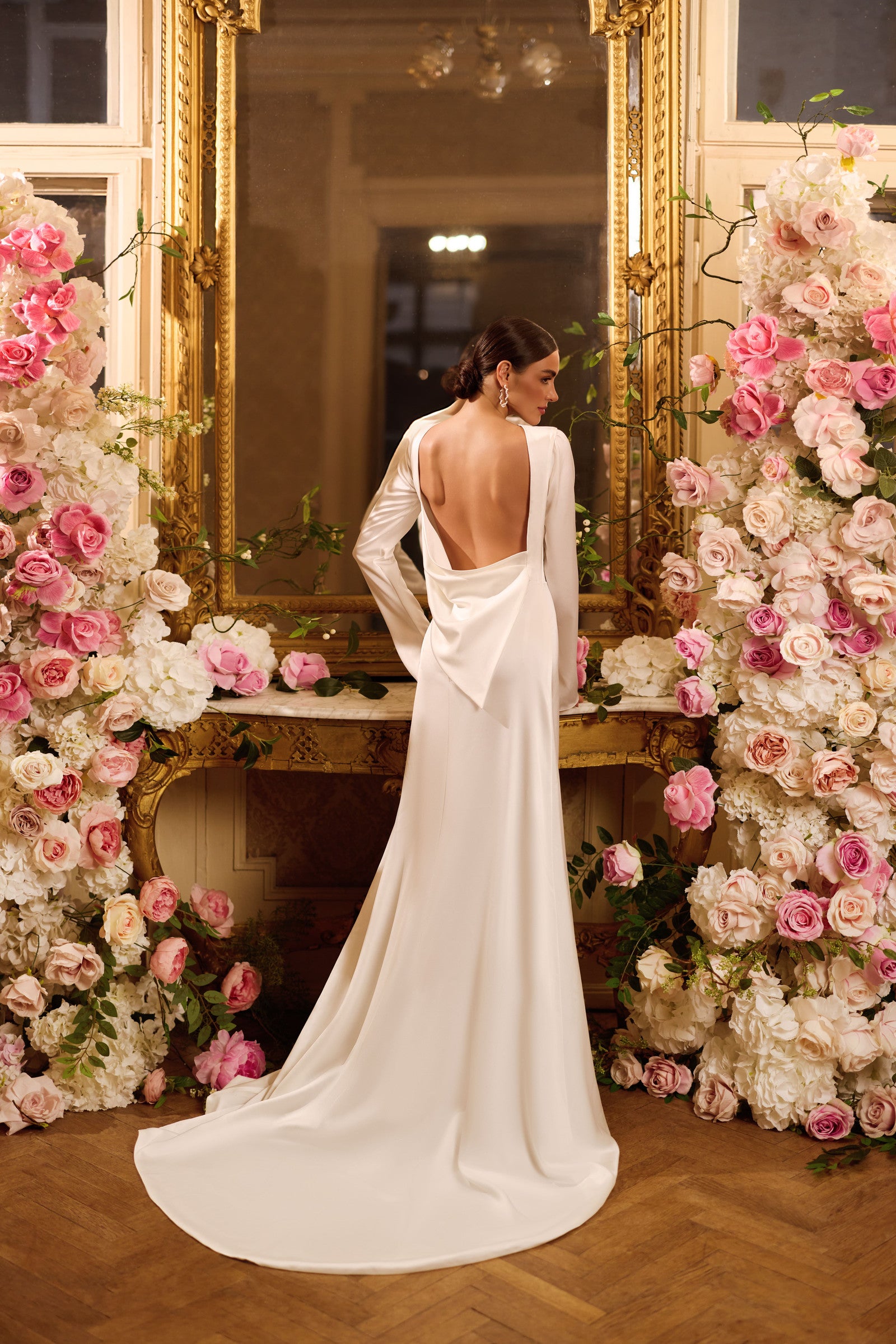 Robe de mariée Lady Di Bride 1642 – Élégance minimaliste en satin manches longues col haut