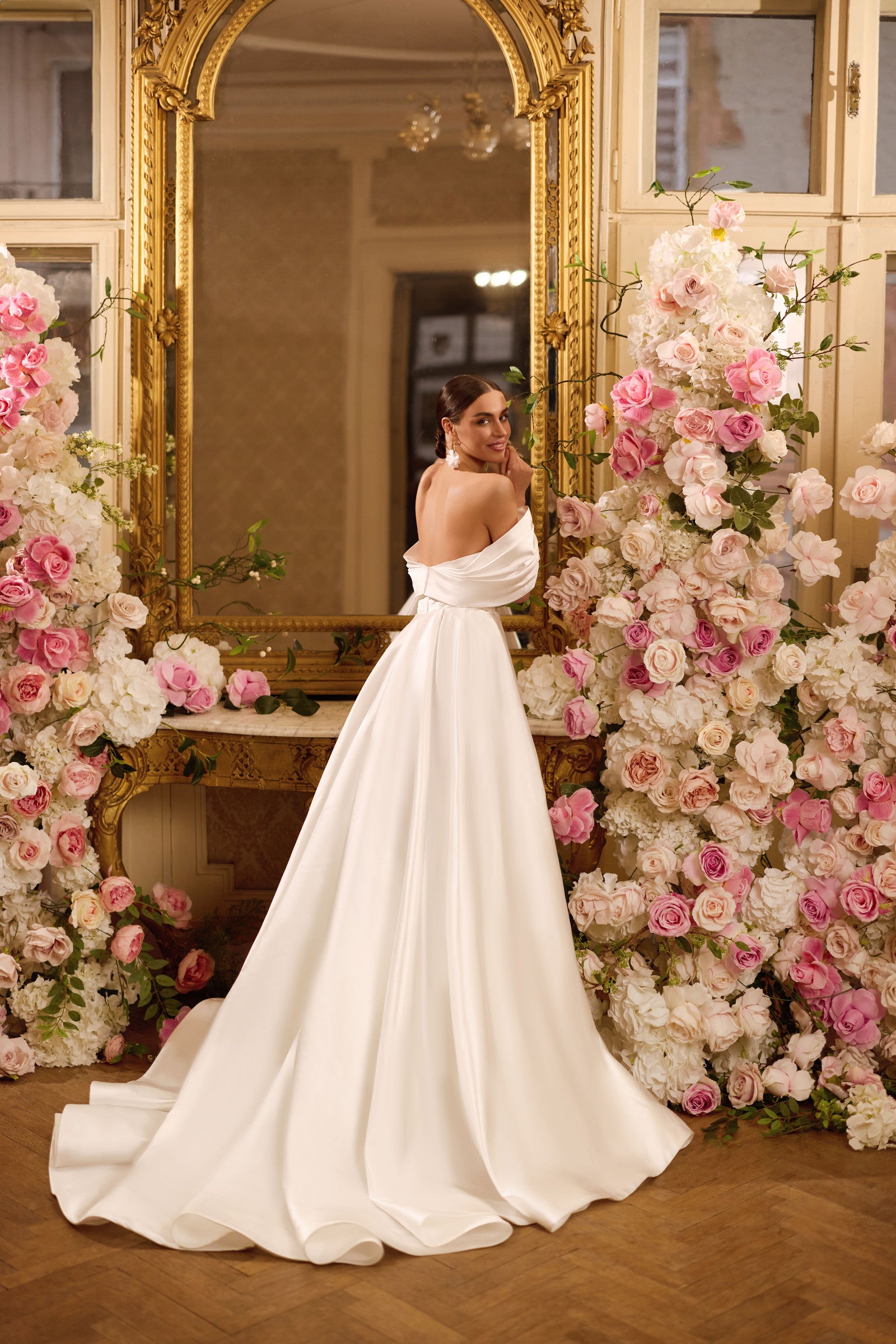 Robe de mariée Lady Di Bride 1643 – A-line en satin avec épaules dénudées