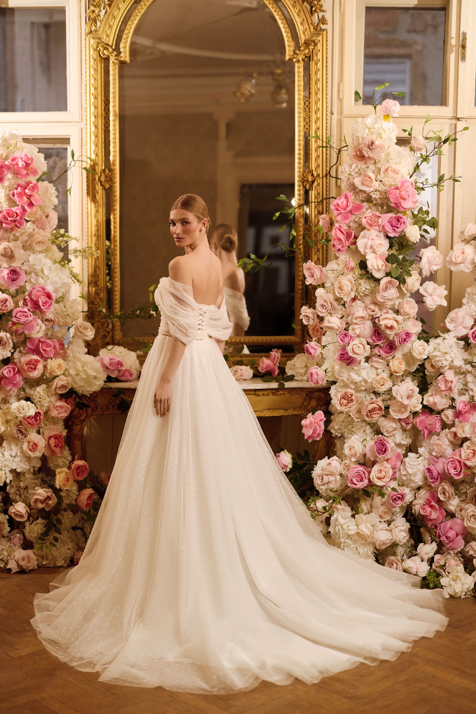 Robe de mariée A-line Lady Di Bride 1644 – Bohème fluide en plumetis avec fente volant