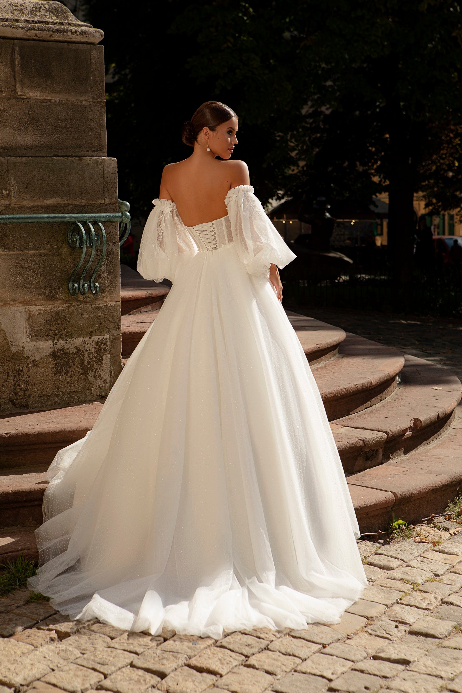 Robe de mariée Lady Di Bride 902 – Corset, manches amovibles et jupe scintillante plumetis