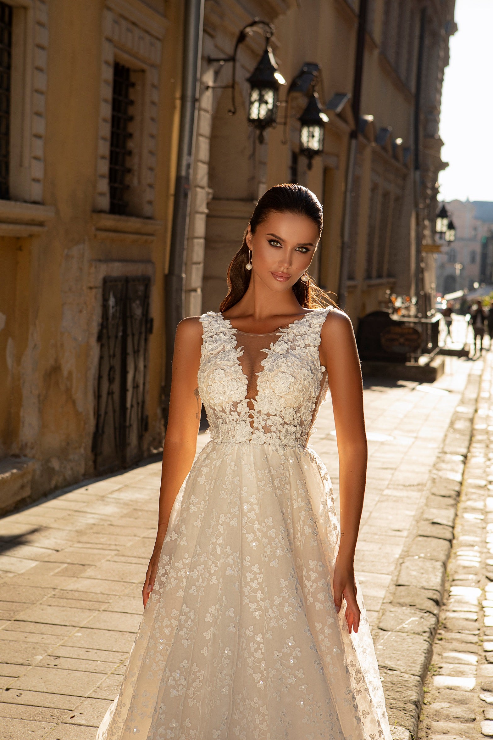 Robe de mariée Lady Di Bride 907 – A-line en dentelle florale décolleté en V dos ouvert.