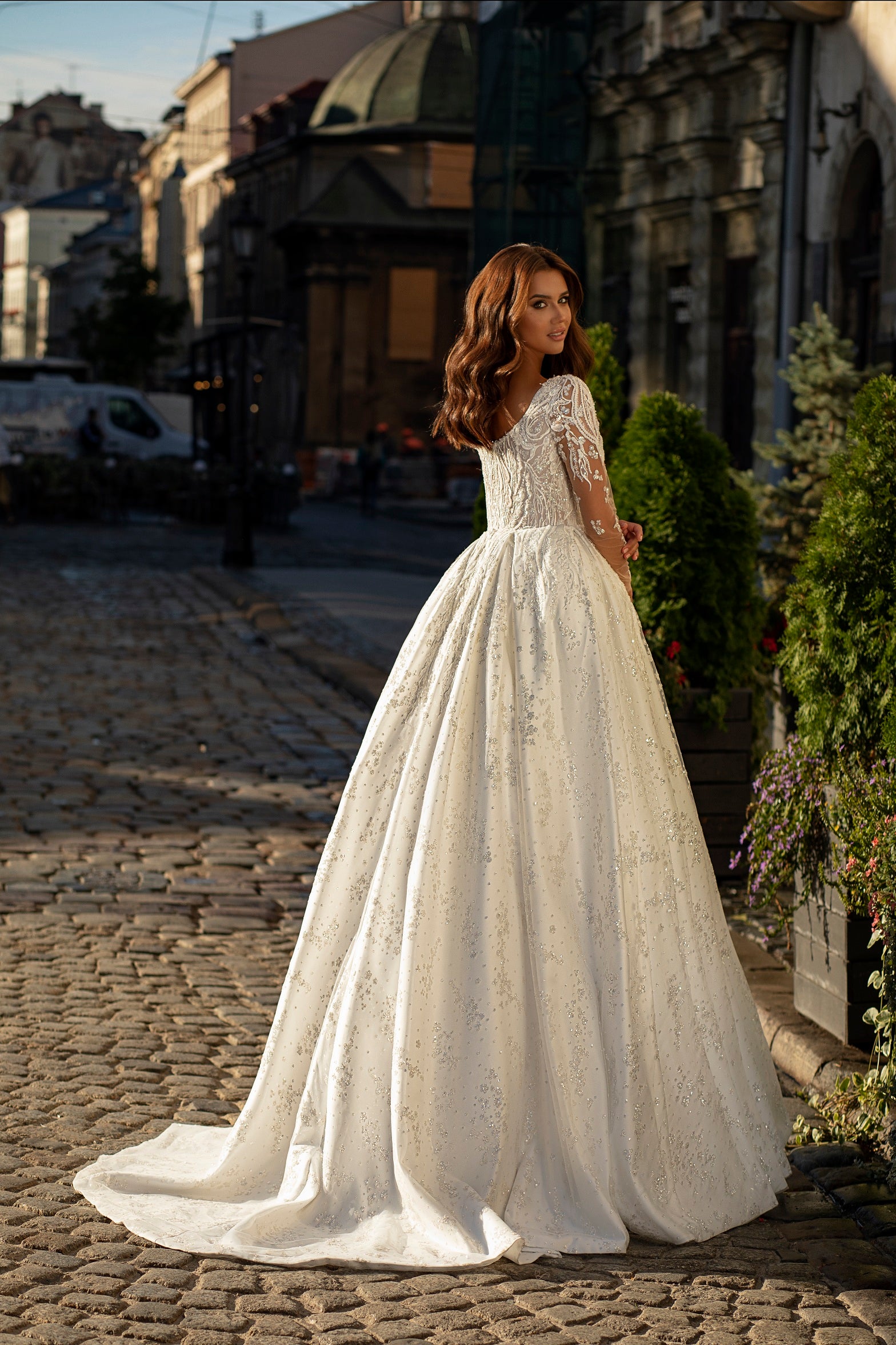 Robe de mariée Lady Di Bride 910 – Robe princesse scintillante à manches longues en dentelle