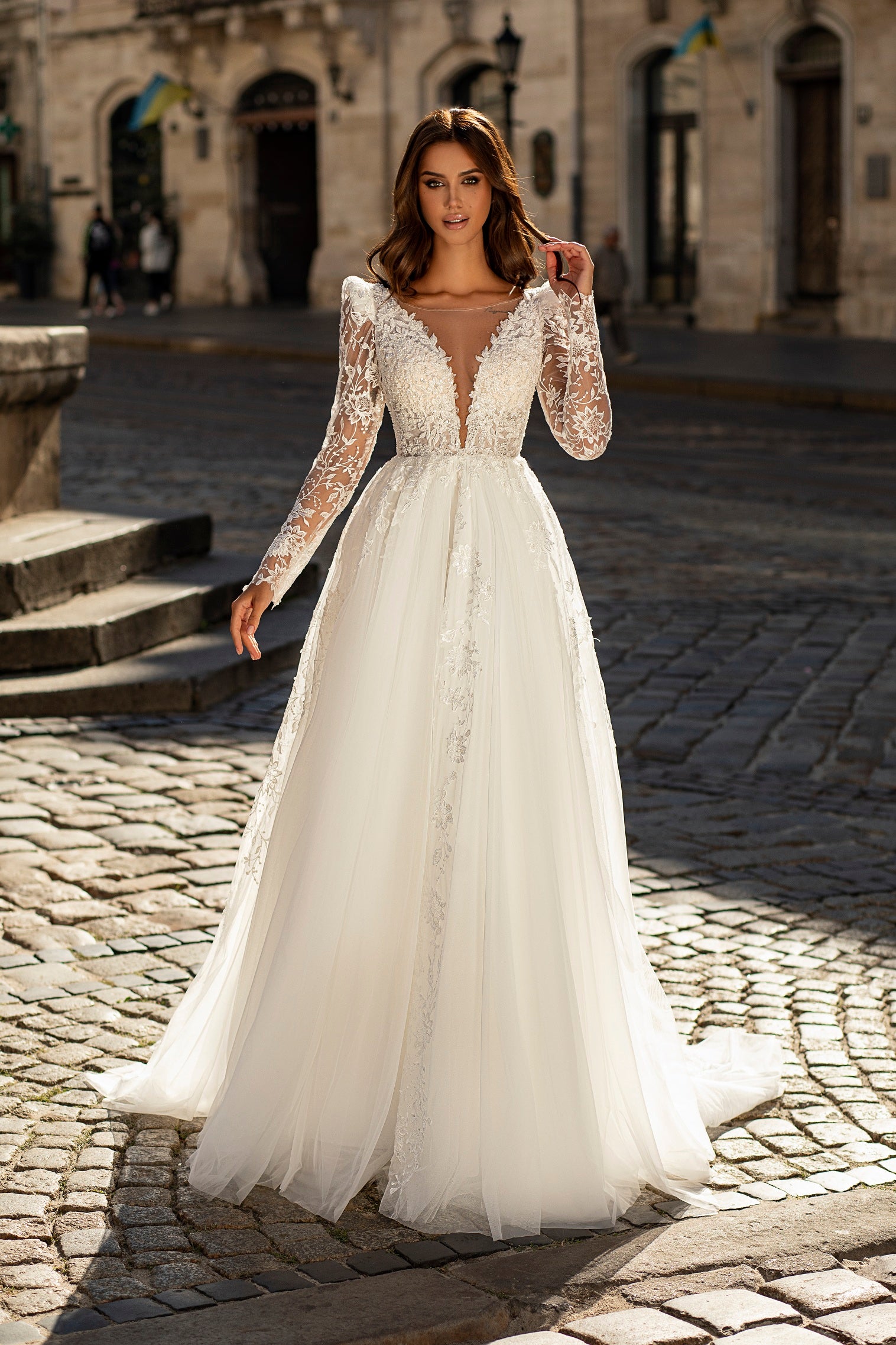 Robe de mariée A-line Lady Di Bride 914 – Dentelle raffinée, manches longues et décolleté profond