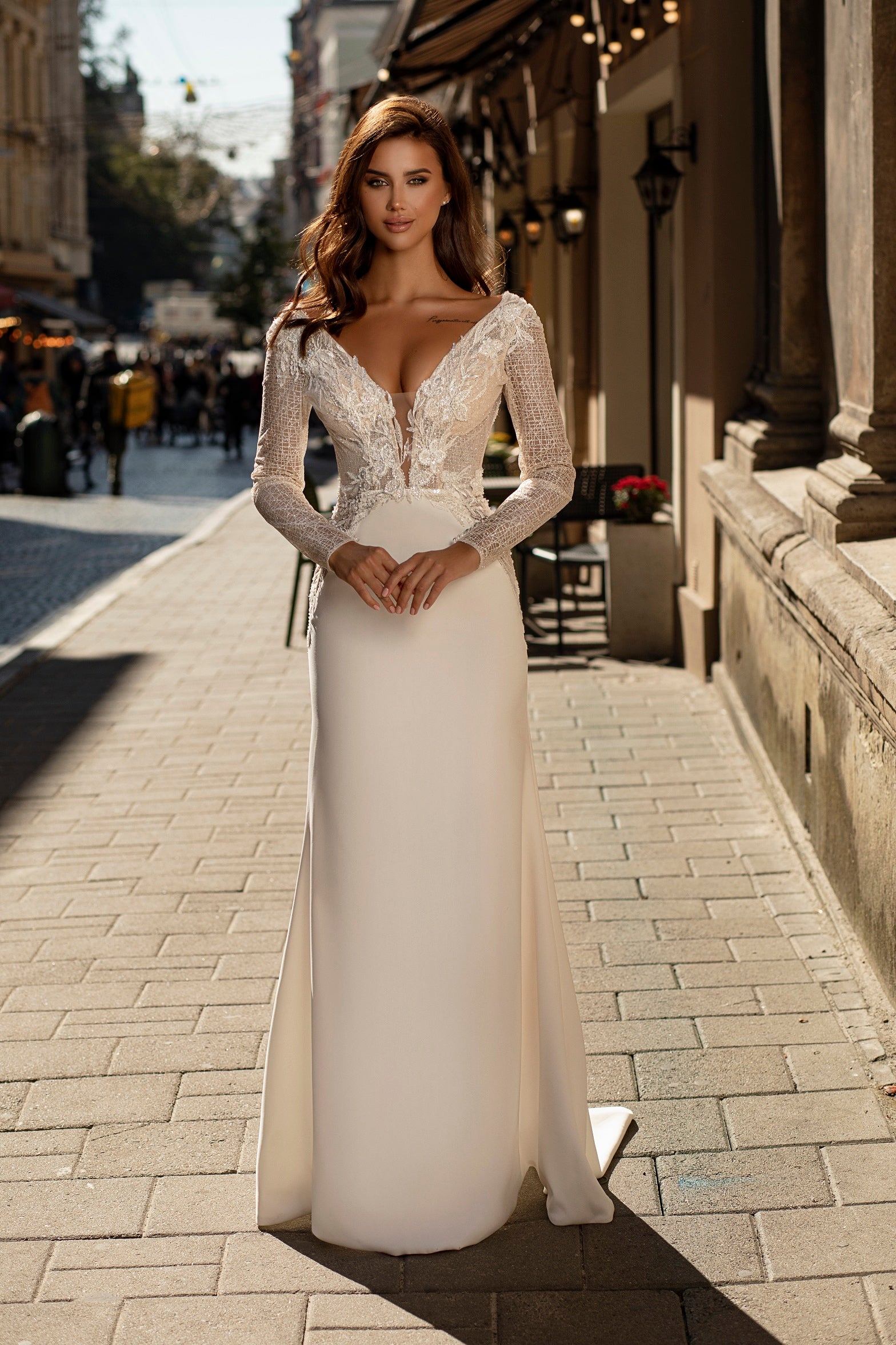 Robe de mariée Lady Di Bride 915 – Élégance sirène en crêpe avec manches longues en dentelle