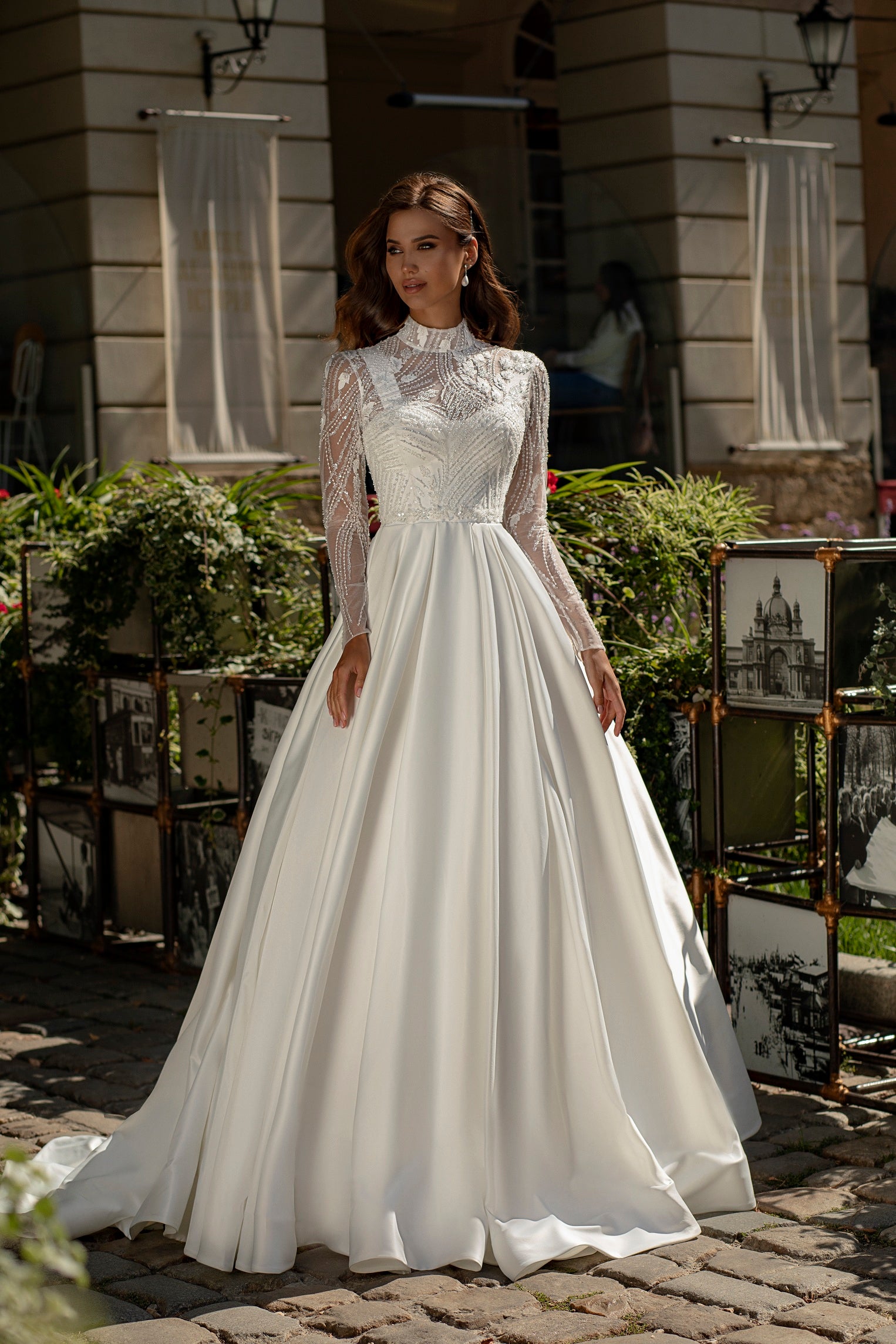 Robe de mariée princesse Lady Di Bride 918 – Élégance en satin royal avec boléro dentelle raffiné
