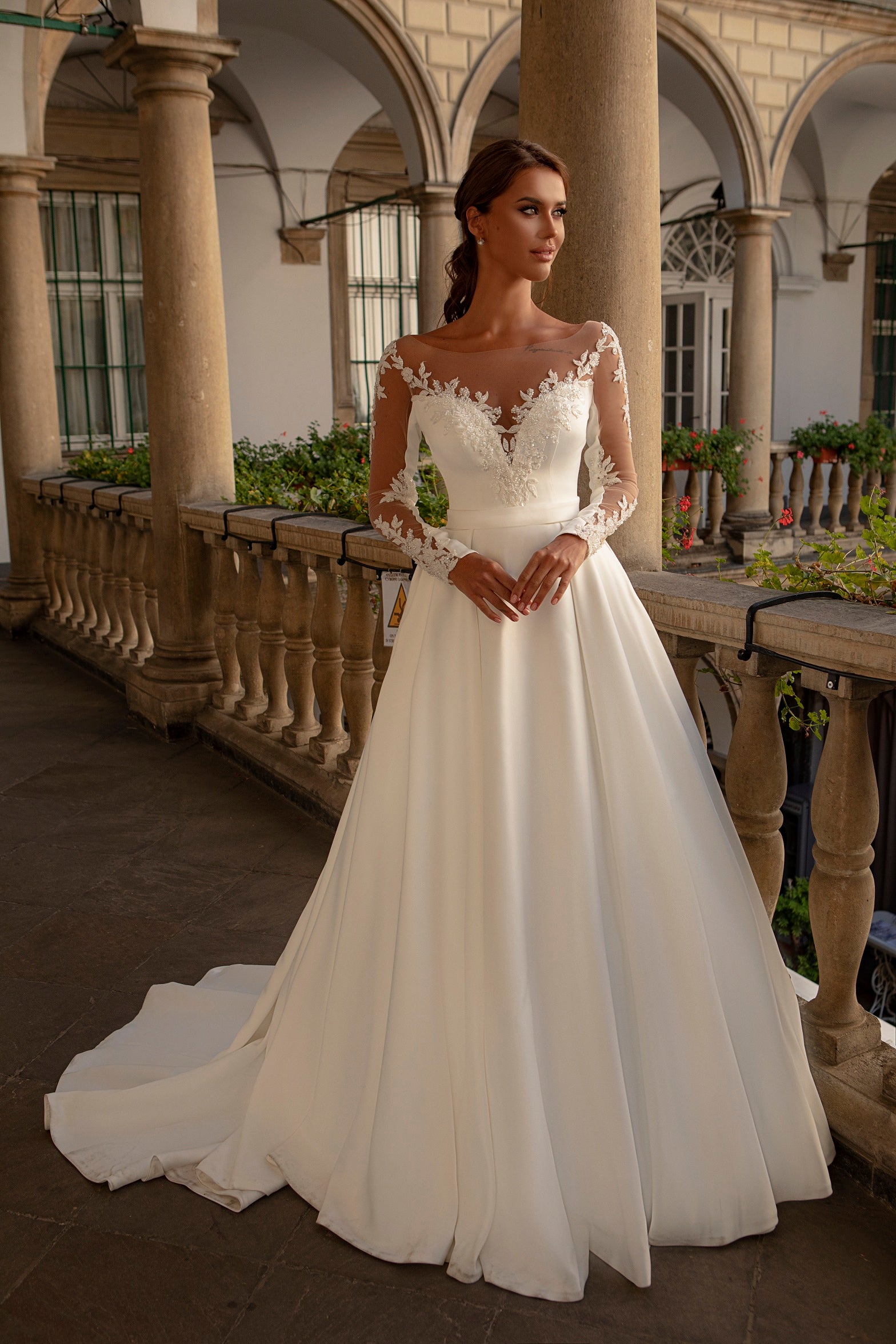 Robe de mariée satin princesse manches longues en dentelle brodée – Modèle 931