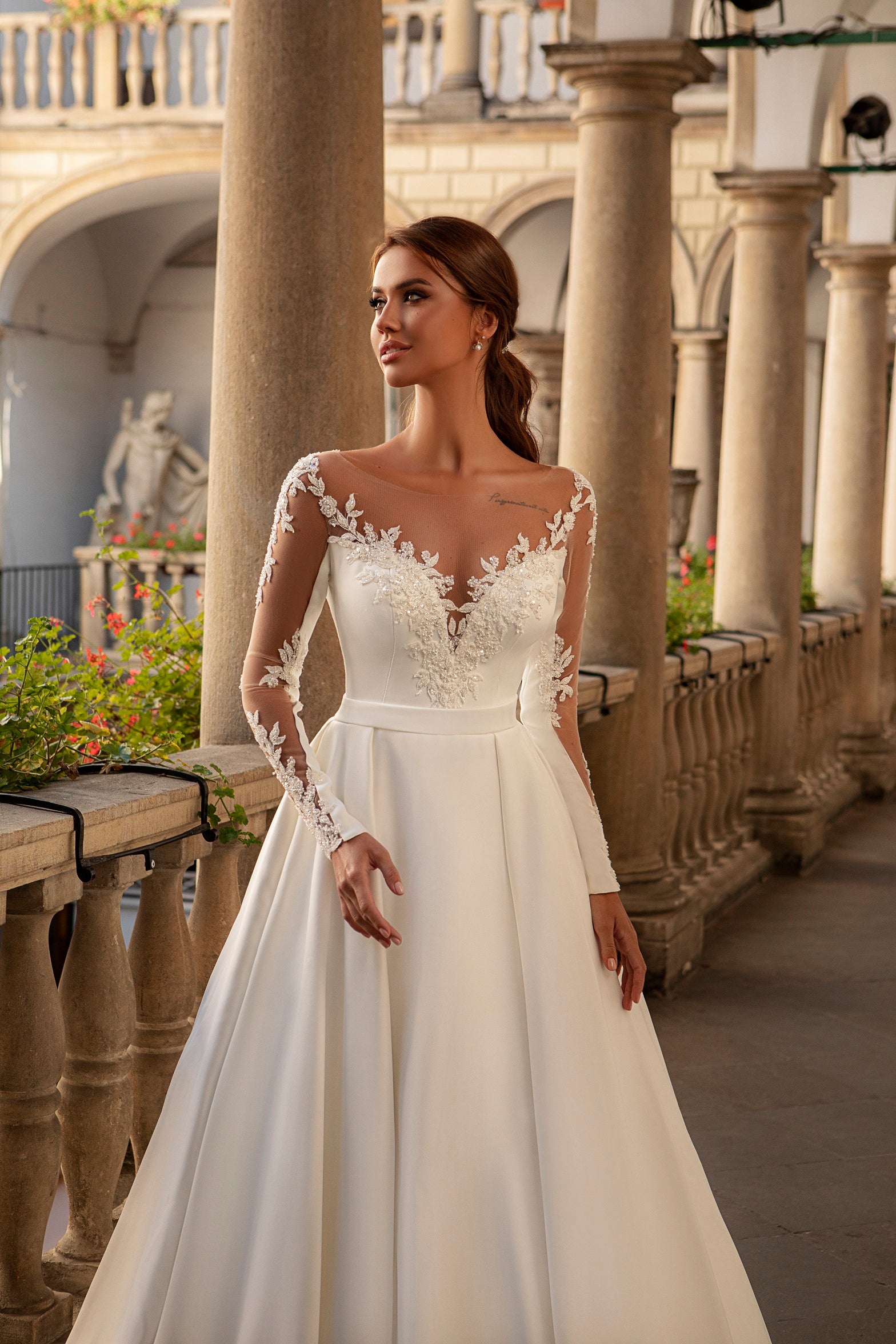 Robe de mariée satin princesse manches longues en dentelle brodée – Modèle 931