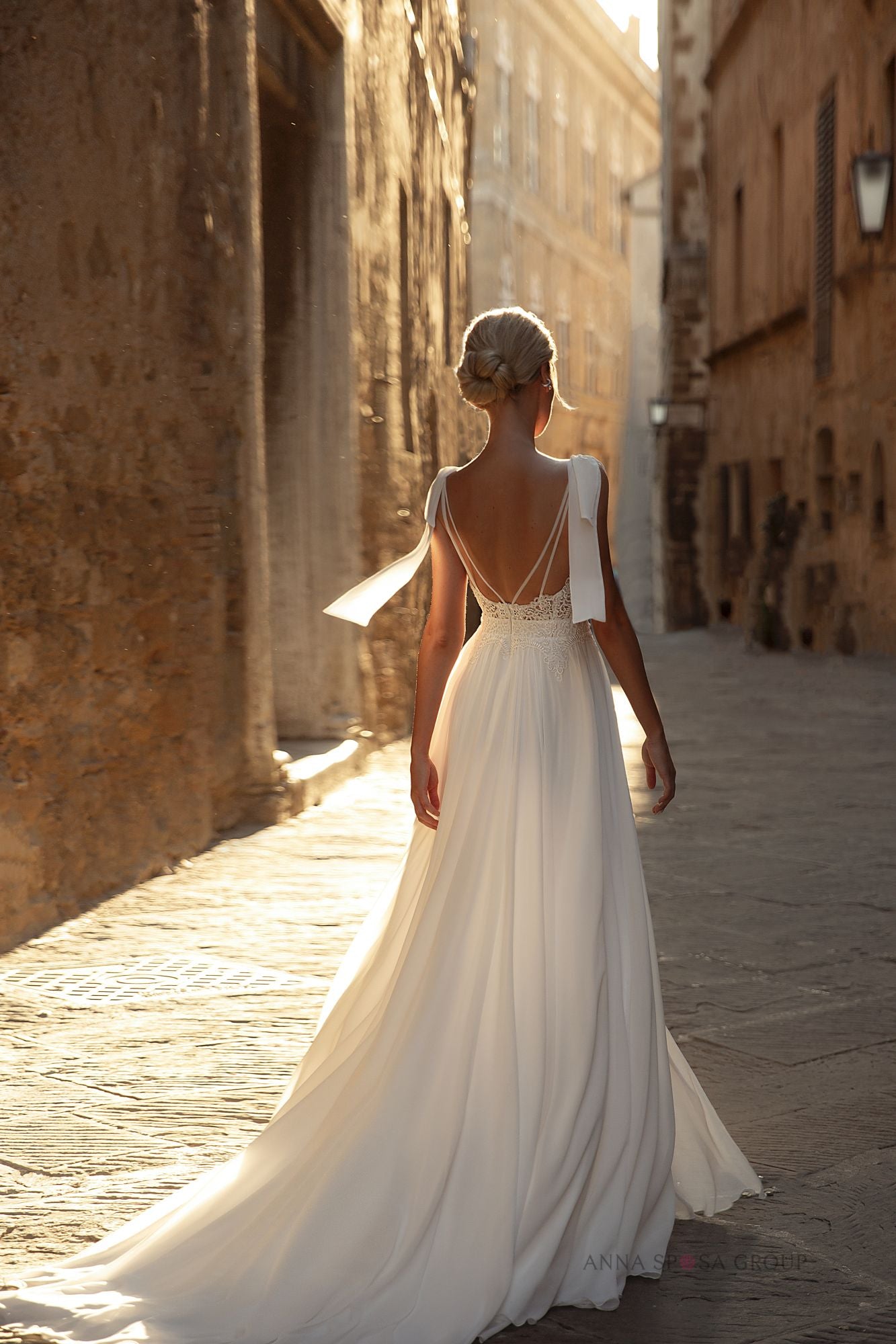 Robe de mariée La Petra Adonis – Ligne A ivoire en mousseline et dentelle Chantilly avec dos nu et nœuds aux épaules