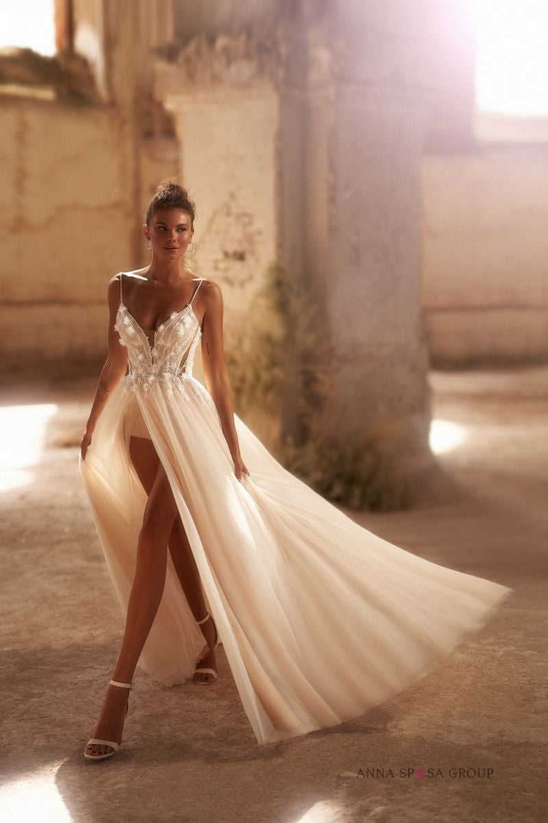 Robe de mariée Aisha – Ligne A en tulle, dentelle et fente