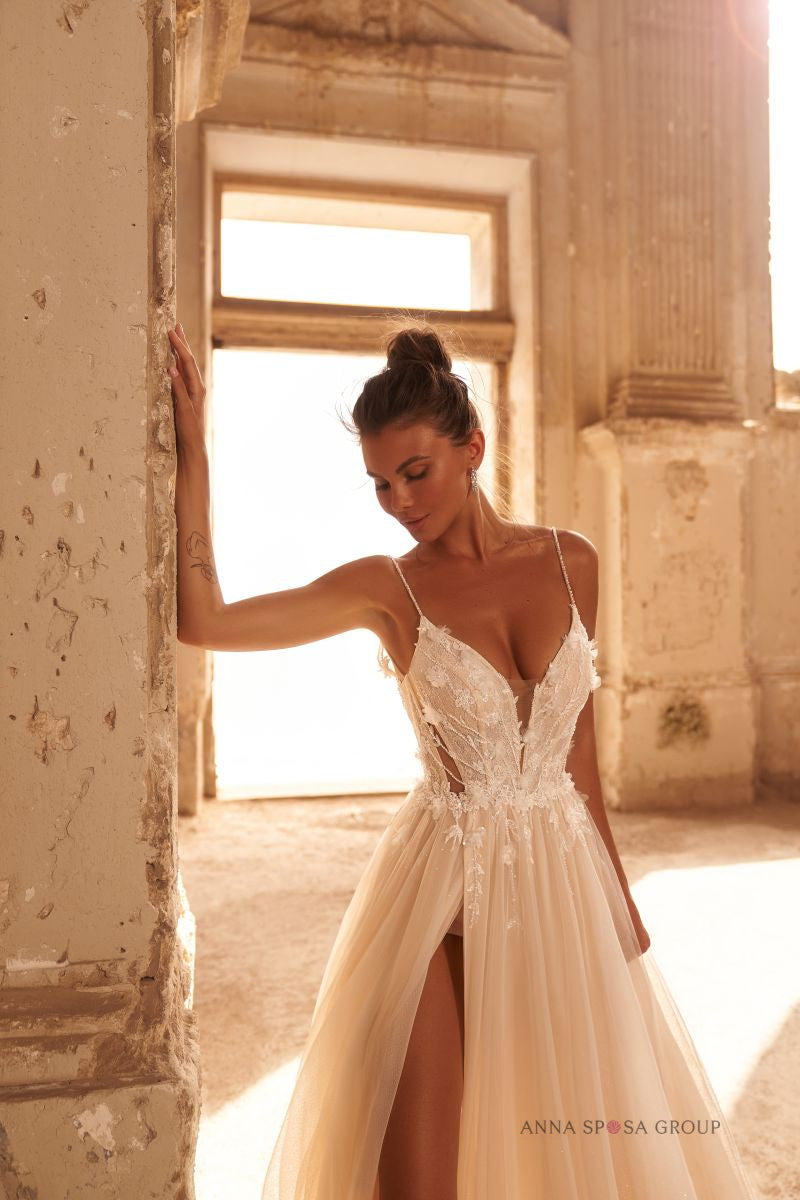 Robe de mariée Aisha – Ligne A en tulle, dentelle et fente