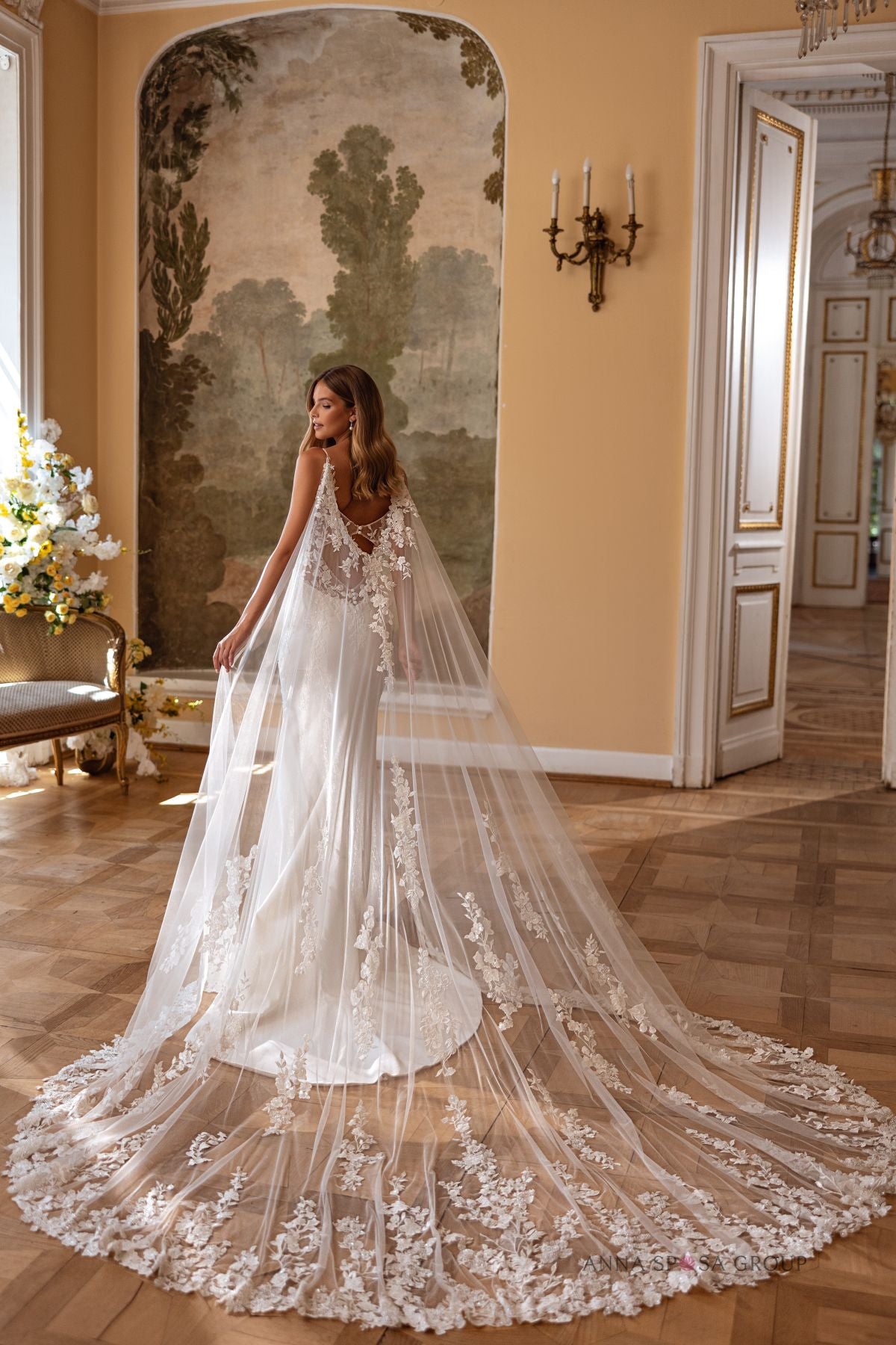 Robe de mariée Anna Sposa Ashil – Coupe sirène ivoire avec cape amovible et dentelle brodée